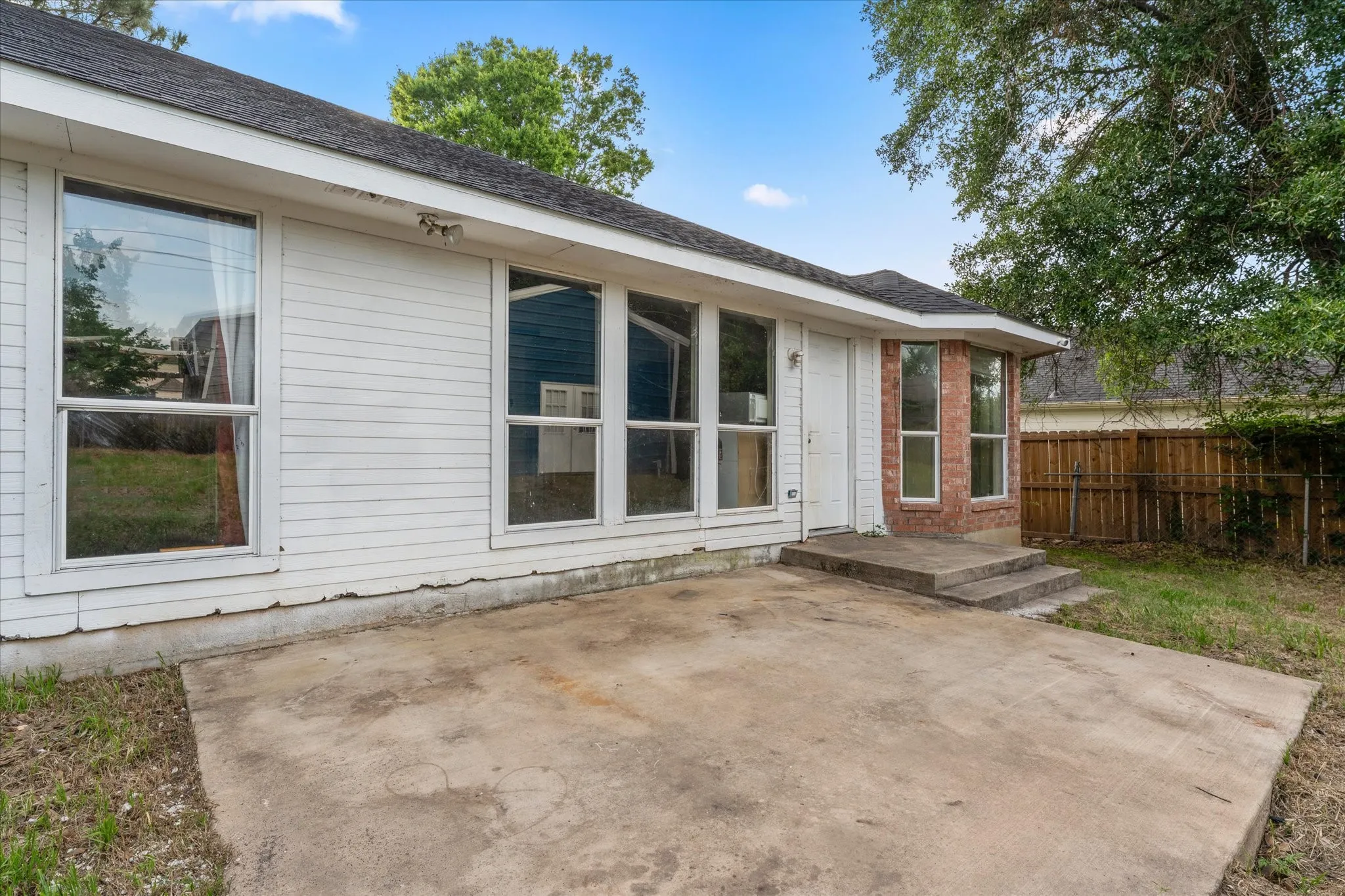 Single Family Residence For Sale in Henderson County , 316 Coral Reef Street, Gun Barrel City, Texas 75156, 3 Bedroom, 2 Bathroom, Garage spaces, 1,472 Sqft, built in 2001, Preowned, mls#21251888, Real Estate Agent in Gun Barrel City, Homes For Sale in Henderson county, Homes For Sale in Gun Barrel City, Realtor in Gun Barrel City Texas, Real Estate Brokerage Independent Realty Texas, Luminita Cordes Realtor