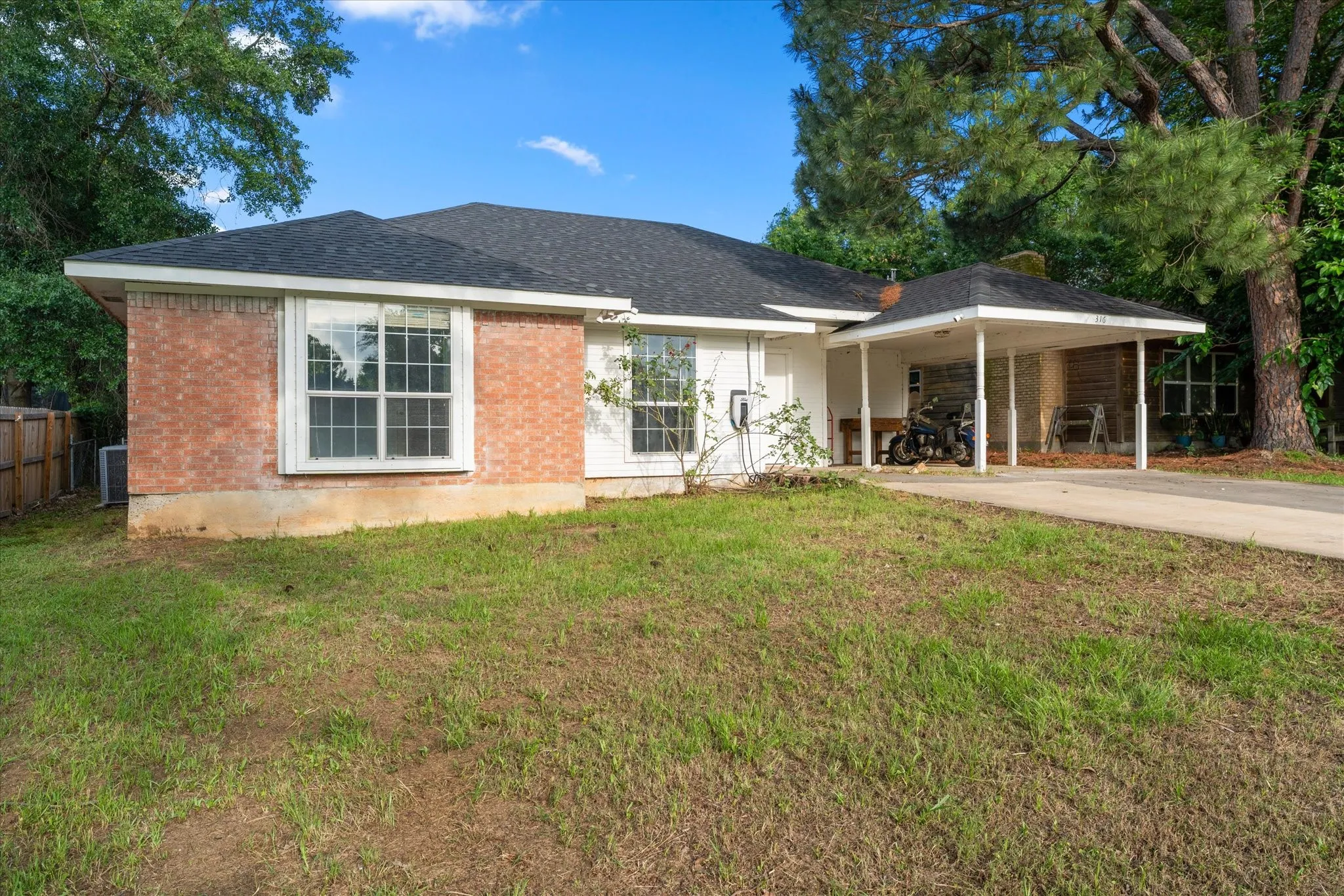 Single Family Residence For Sale in Henderson County , 316 Coral Reef Street, Gun Barrel City, Texas 75156, 3 Bedroom, 2 Bathroom, Garage spaces, 1,472 Sqft, built in 2001, Preowned, mls#21251888, Real Estate Agent in Gun Barrel City, Homes For Sale in Henderson county, Homes For Sale in Gun Barrel City, Realtor in Gun Barrel City Texas, Real Estate Brokerage Independent Realty Texas, Luminita Cordes Realtor