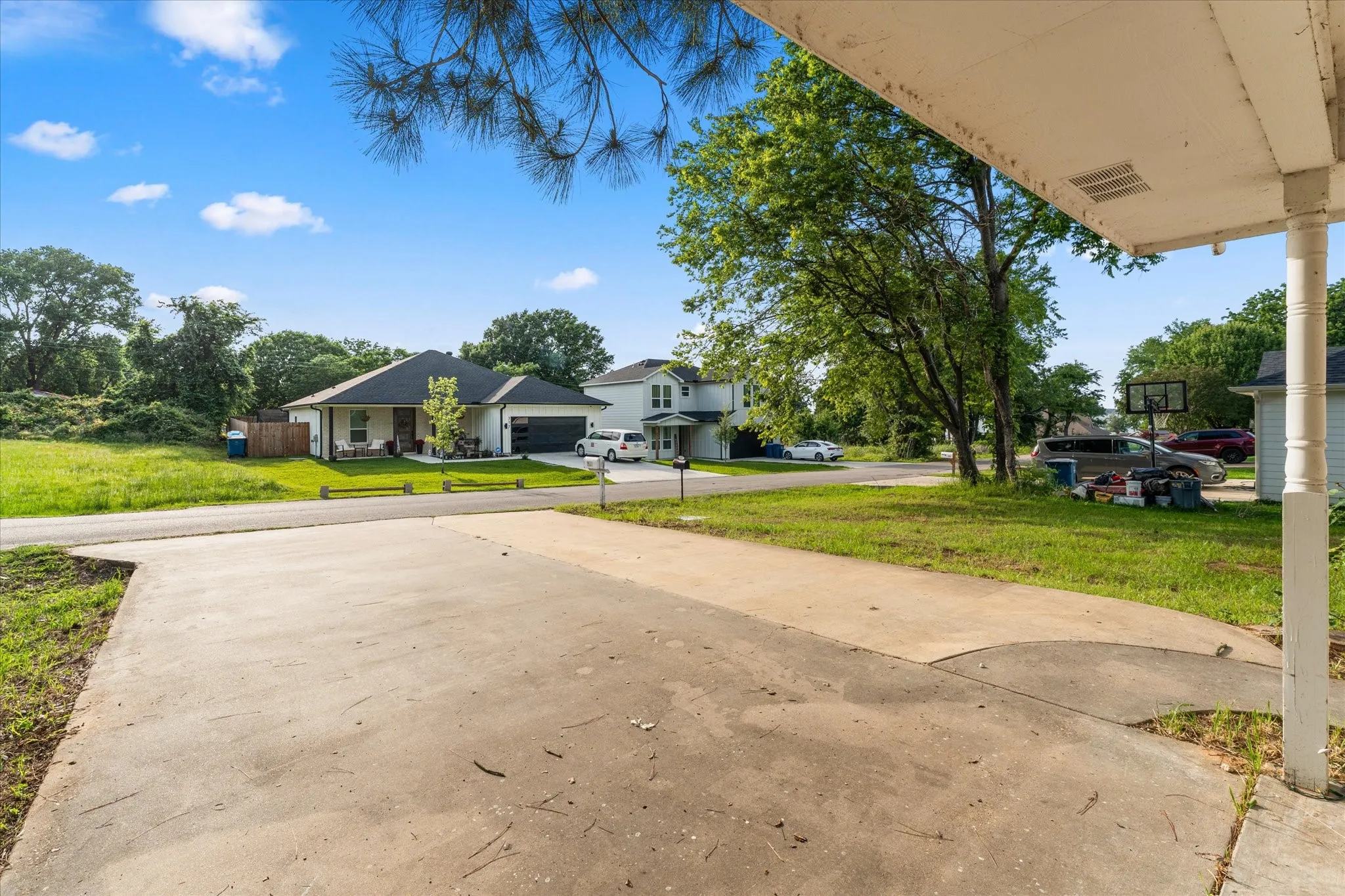 Single Family Residence For Sale in Henderson County , 316 Coral Reef Street, Gun Barrel City, Texas 75156, 3 Bedroom, 2 Bathroom, Garage spaces, 1,472 Sqft, built in 2001, Preowned, mls#21251888, Real Estate Agent in Gun Barrel City, Homes For Sale in Henderson county, Homes For Sale in Gun Barrel City, Realtor in Gun Barrel City Texas, Real Estate Brokerage Independent Realty Texas, Luminita Cordes Realtor