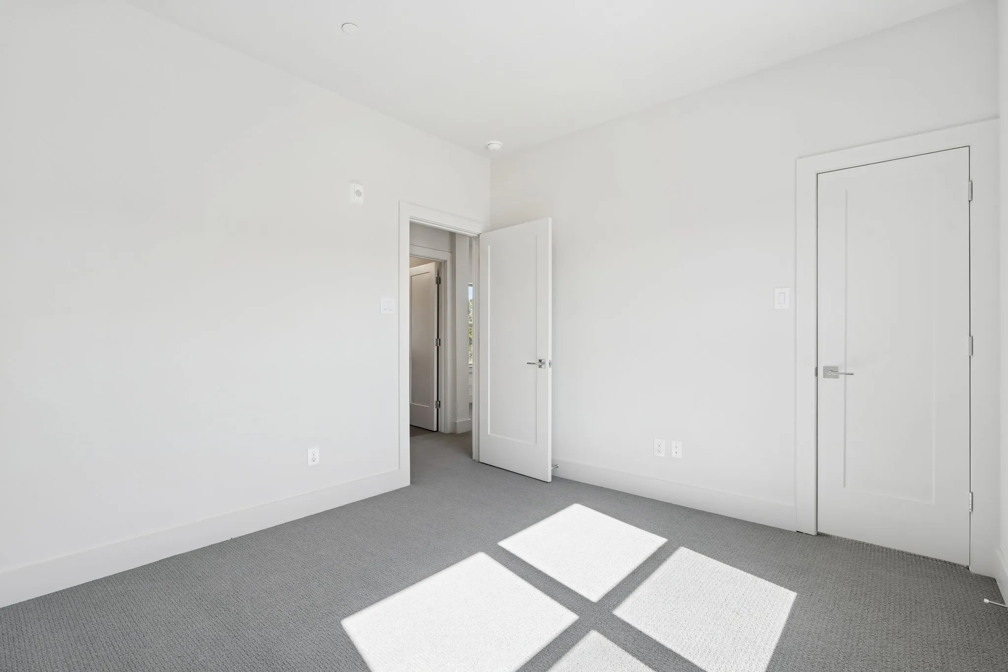 Secondary bedroom.