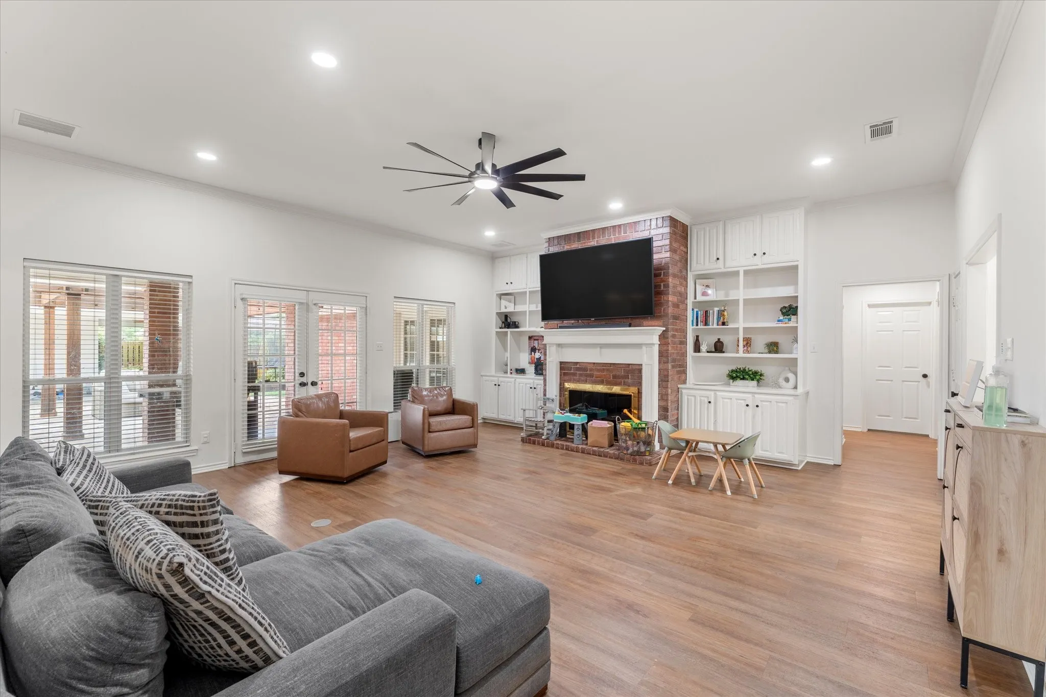 Single Family Residence For Sale in Titus County , 216 TURNBERRY, Mt Pleasant, Texas 75455, 4 Bedroom, 3 Bathroom, Garage spaces, 2,513 Sqft, built in 1990, Price $499,000, mls#21252016, Real Estate Agent in Mt Pleasant, Homes For Sale in Titus county, Homes For Sale in Mt Pleasant, Realtor in Mt Pleasant Texas, Real Estate Brokerage Independent Realty Texas, Luminita Cordes Realtor