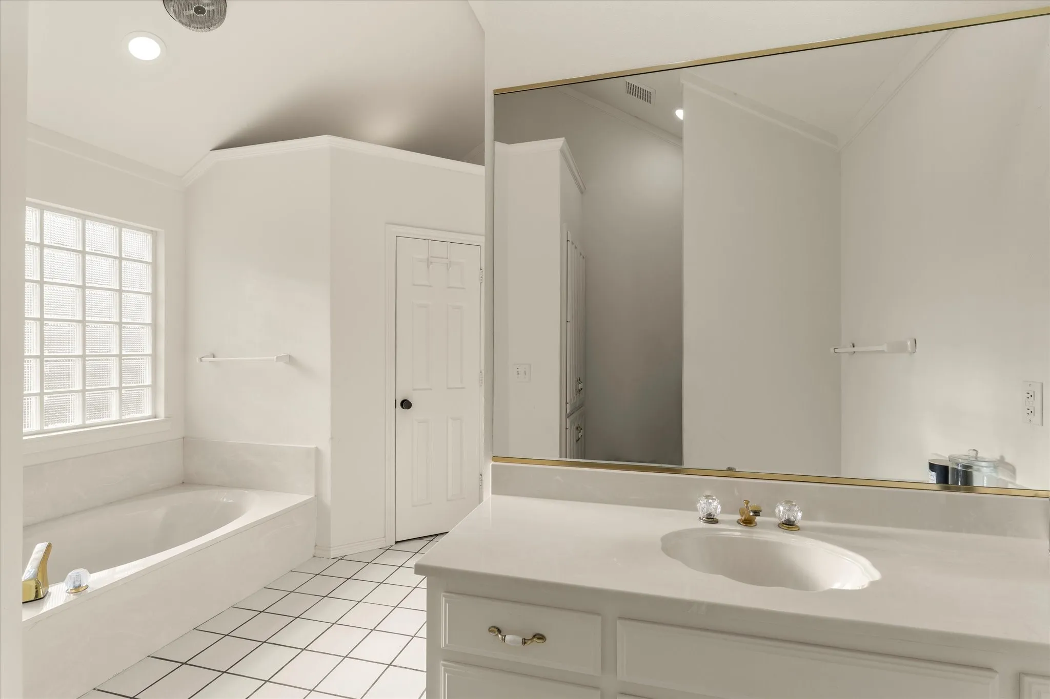 Single Family Residence For Sale in Titus County , 216 TURNBERRY, Mt Pleasant, Texas 75455, 4 Bedroom, 3 Bathroom, Garage spaces, 2,513 Sqft, built in 1990, Price $499,000, mls#21252016, Real Estate Agent in Mt Pleasant, Homes For Sale in Titus county, Homes For Sale in Mt Pleasant, Realtor in Mt Pleasant Texas, Real Estate Brokerage Independent Realty Texas, Luminita Cordes Realtor