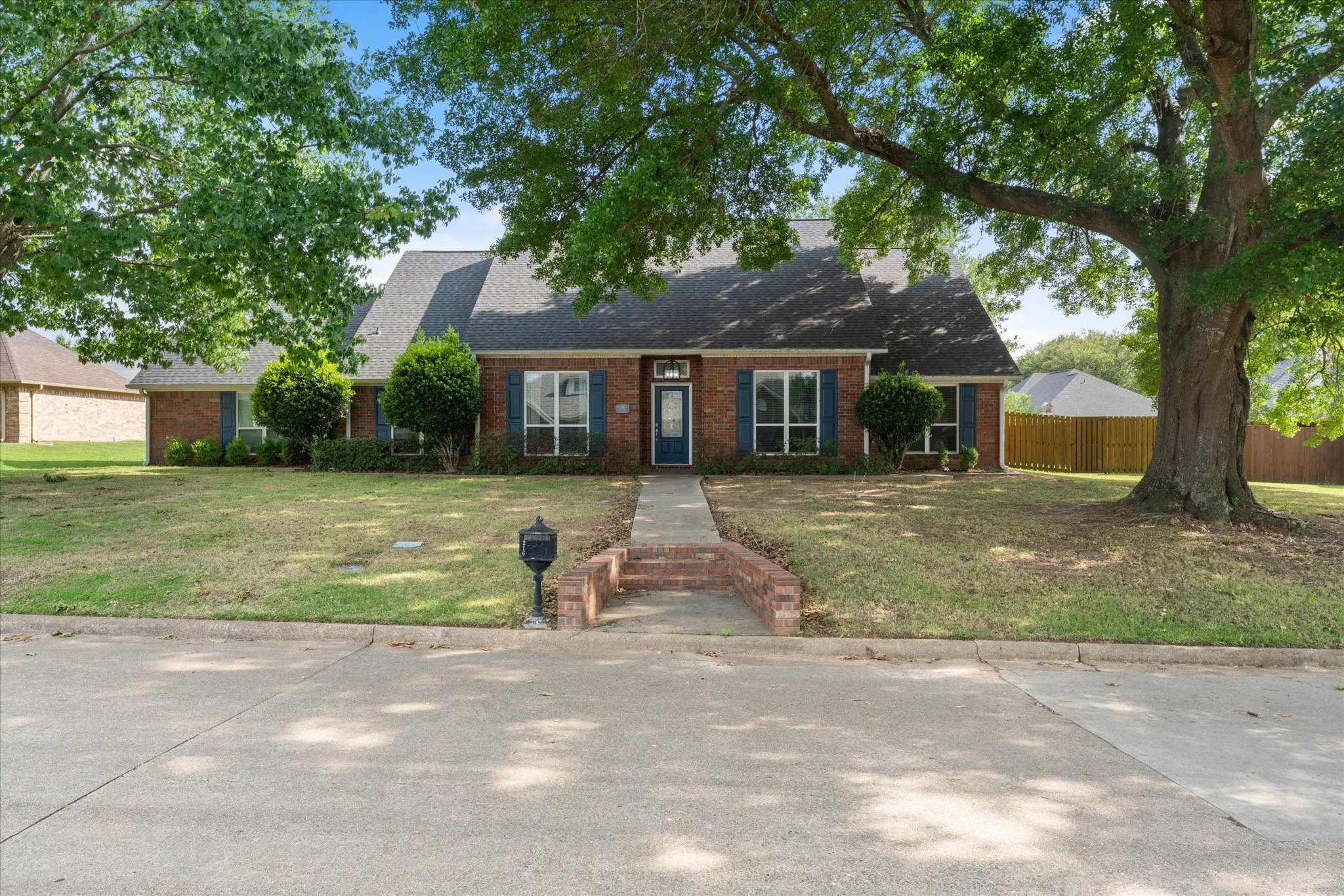Single Family Residence For Sale in Titus County , 216 TURNBERRY, Mt Pleasant, Texas 75455, 4 Bedroom, 3 Bathroom, Garage spaces, 2,513 Sqft, built in 1990, Price $499,000, mls#21252016, Real Estate Agent in Mt Pleasant, Homes For Sale in Titus county, Homes For Sale in Mt Pleasant, Realtor in Mt Pleasant Texas, Real Estate Brokerage Independent Realty Texas, Luminita Cordes Realtor