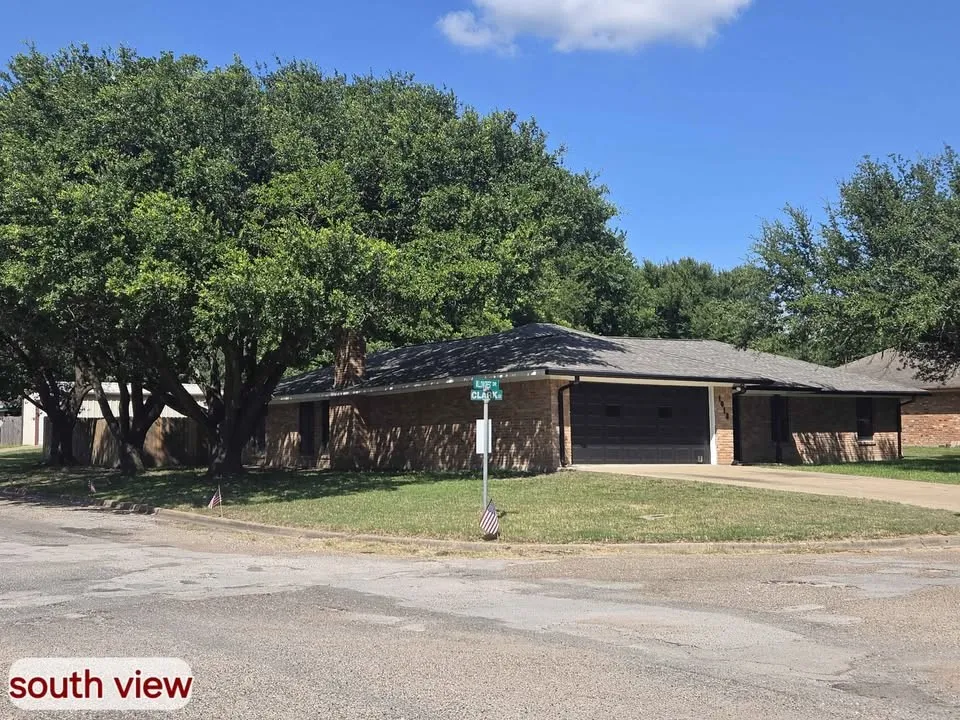 Single Family Residence For Sale in Limestone County , 1018 Clark, Mexia, Texas 76667, 4 Bedroom, 3 Bathroom, 2 Garage spaces, 1,975 Sqft, built in 1984, mls#21252050, Real Estate Agent in Mexia, Homes For Sale in Limestone county, Homes For Sale in Mexia, Realtor in Mexia Texas, Real Estate Brokerage Independent Realty Texas, Luminita Cordes Realtor