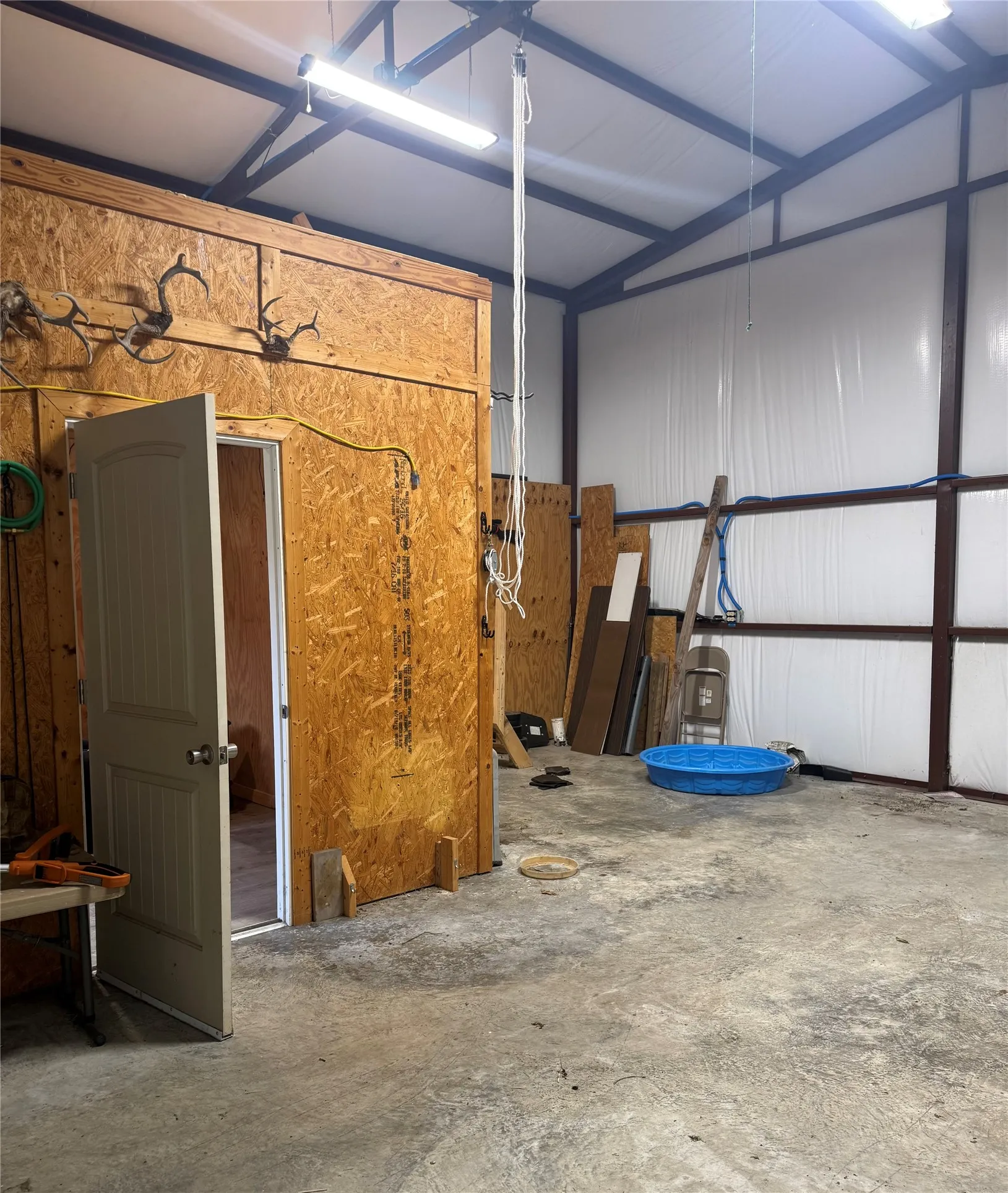 Single Family Residence For Sale in Ellis County , 202 Castleridge Drive, Red Oak, Texas 75154, 3 Bedroom, 2 Bathroom, 2 Garage spaces, 1,420 Sqft, built in 1997, Preowned, mls#21248803, Real Estate Agent in Red Oak, Homes For Sale in Ellis county, Homes For Sale in Red Oak, Realtor in Red Oak Texas, Real Estate Brokerage Independent Realty Texas, Luminita Cordes Realtor