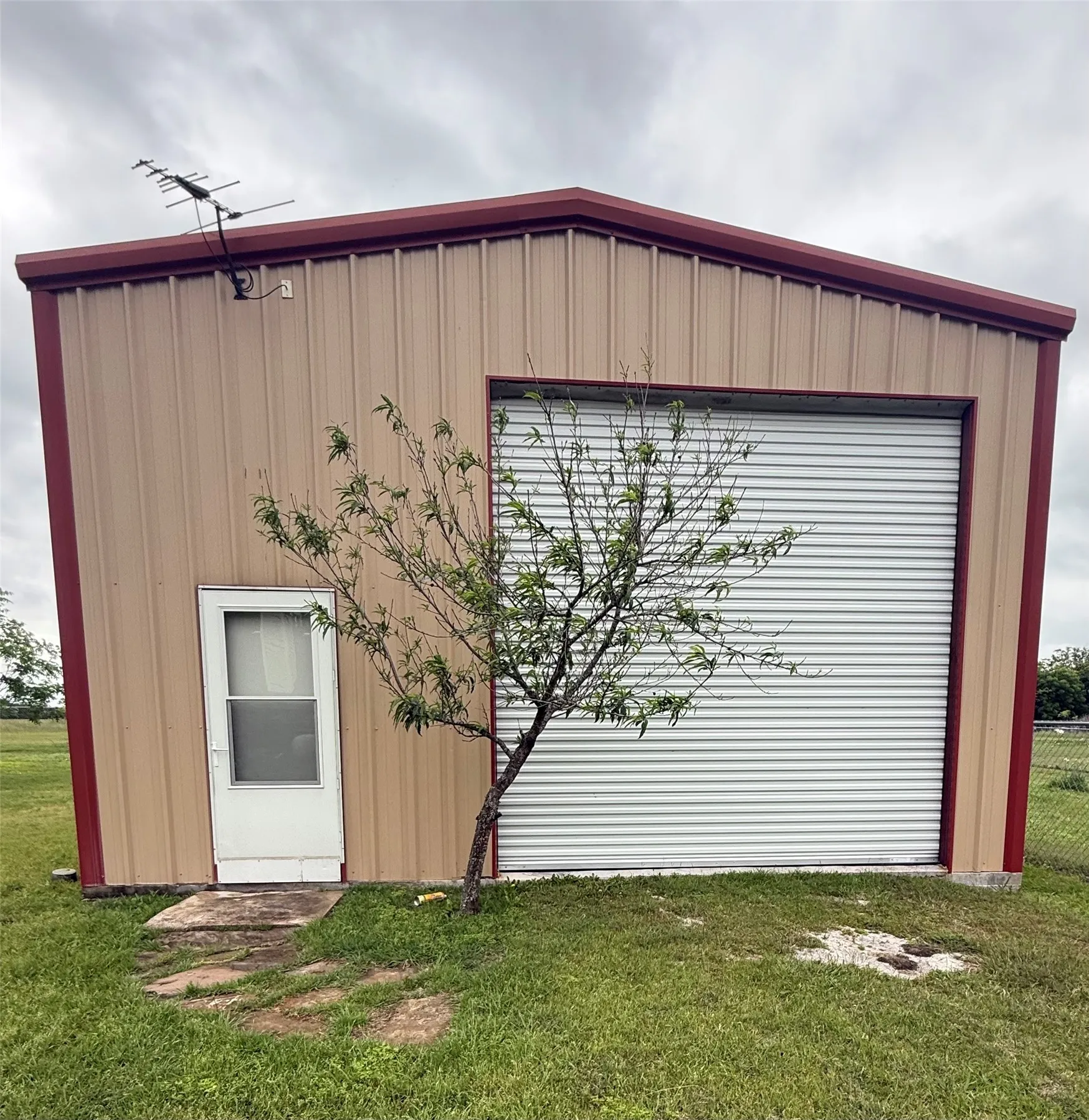 Single Family Residence For Sale in Ellis County , 202 Castleridge Drive, Red Oak, Texas 75154, 3 Bedroom, 2 Bathroom, 2 Garage spaces, 1,420 Sqft, built in 1997, Preowned, mls#21248803, Real Estate Agent in Red Oak, Homes For Sale in Ellis county, Homes For Sale in Red Oak, Realtor in Red Oak Texas, Real Estate Brokerage Independent Realty Texas, Luminita Cordes Realtor