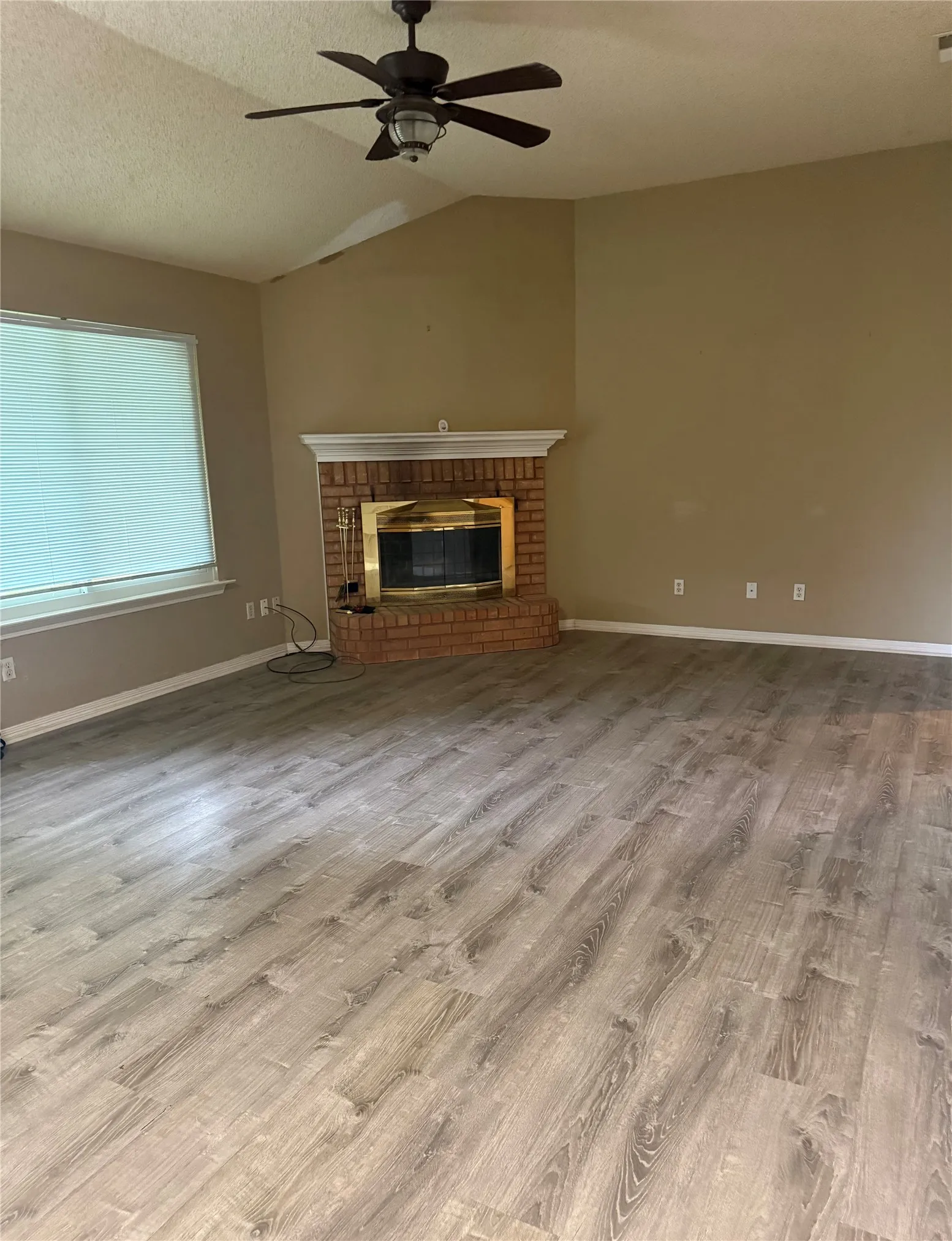 Single Family Residence For Sale in Ellis County , 202 Castleridge Drive, Red Oak, Texas 75154, 3 Bedroom, 2 Bathroom, 2 Garage spaces, 1,420 Sqft, built in 1997, Preowned, mls#21248803, Real Estate Agent in Red Oak, Homes For Sale in Ellis county, Homes For Sale in Red Oak, Realtor in Red Oak Texas, Real Estate Brokerage Independent Realty Texas, Luminita Cordes Realtor