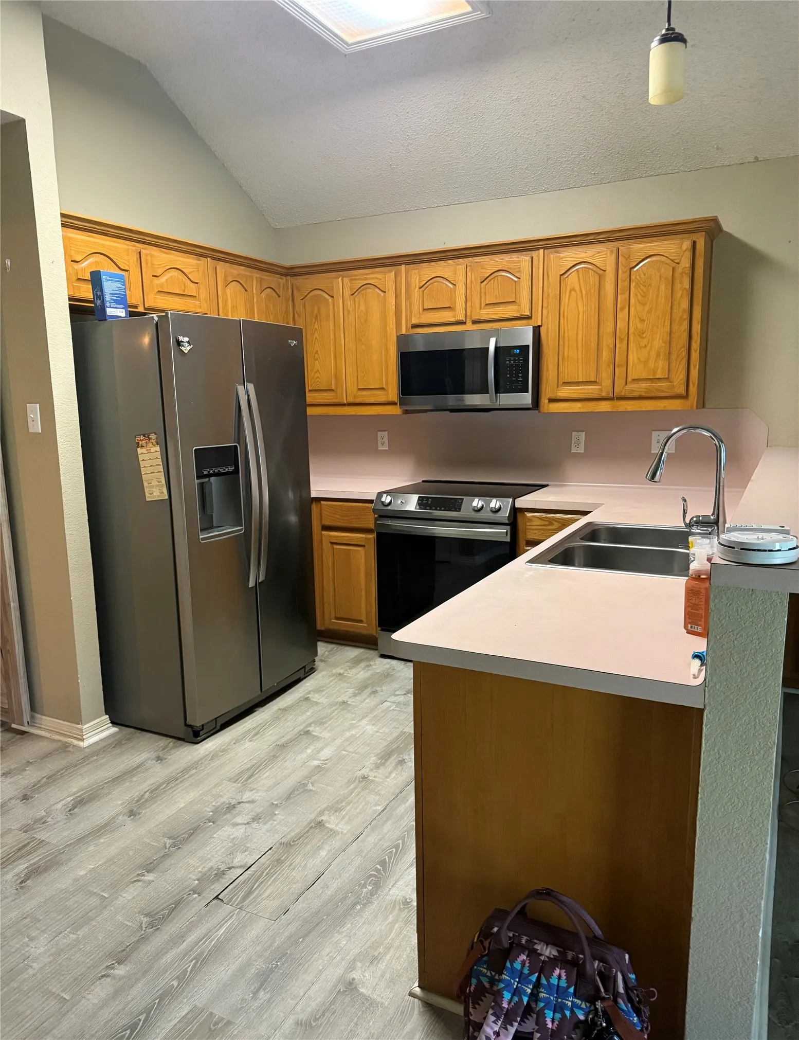 Single Family Residence For Sale in Ellis County , 202 Castleridge Drive, Red Oak, Texas 75154, 3 Bedroom, 2 Bathroom, 2 Garage spaces, 1,420 Sqft, built in 1997, Preowned, mls#21248803, Real Estate Agent in Red Oak, Homes For Sale in Ellis county, Homes For Sale in Red Oak, Realtor in Red Oak Texas, Real Estate Brokerage Independent Realty Texas, Luminita Cordes Realtor