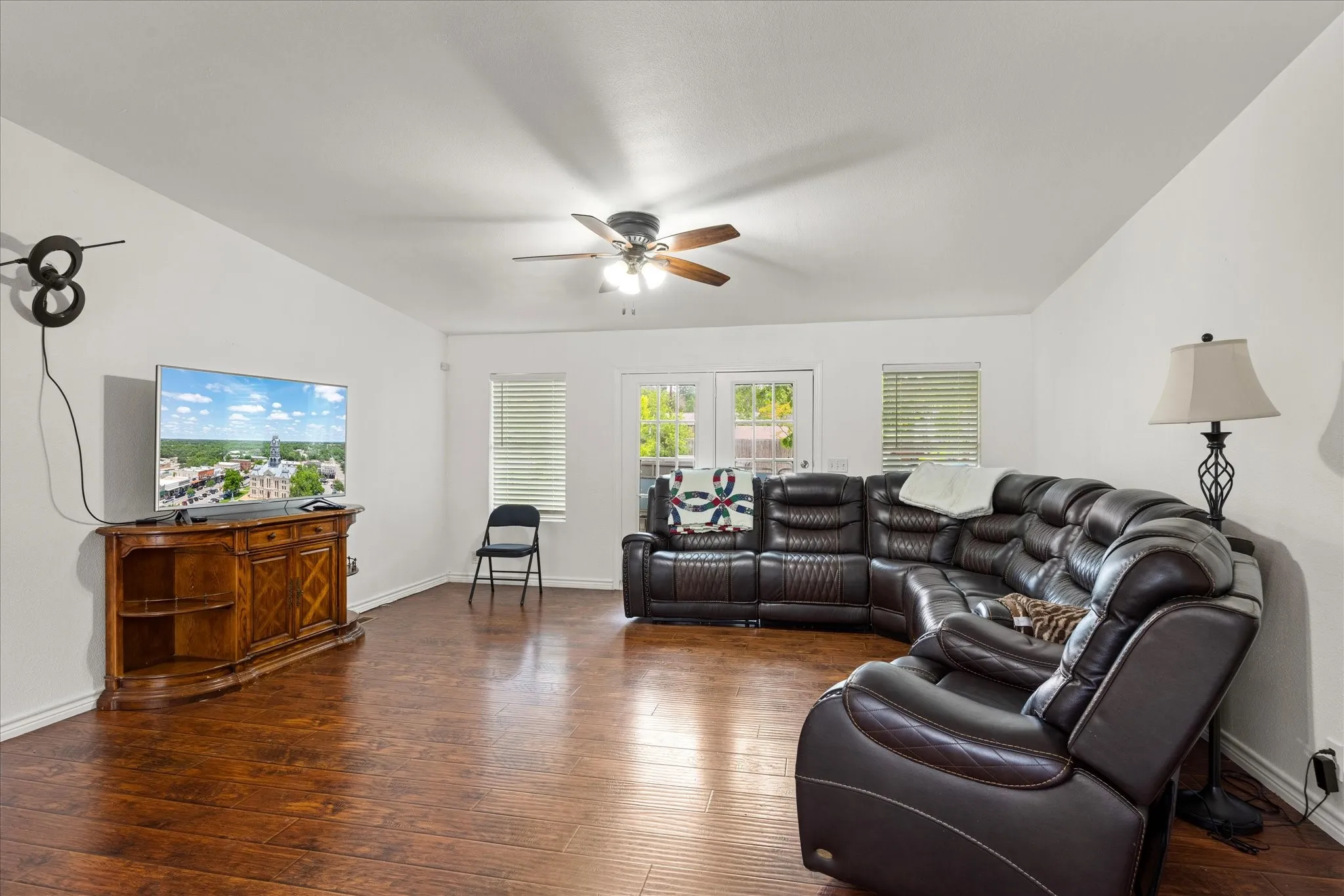 Single Family Residence For Sale in Hood County , 5821 Parkside Court, Granbury, Texas 76048, 5 Bedroom, 3 Bathroom, Garage spaces, 1,984 Sqft, built in 2001, mls#21249656, Real Estate Agent in Granbury, Homes For Sale in Hood county, Homes For Sale in Granbury, Realtor in Granbury Texas, Real Estate Brokerage Independent Realty Texas, Luminita Cordes Realtor