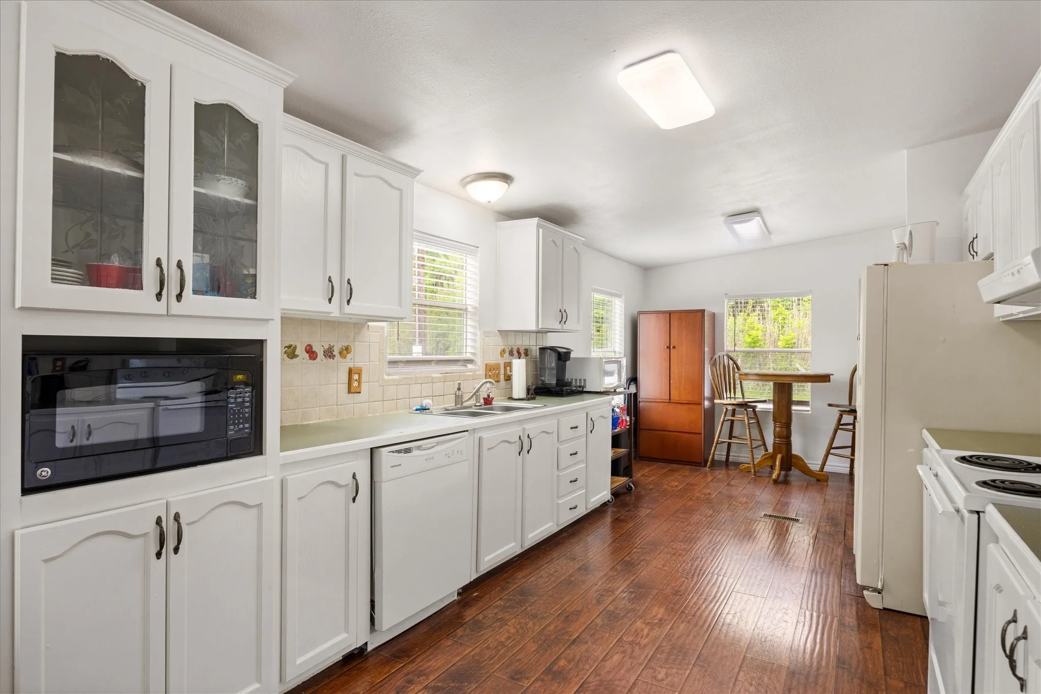 Single Family Residence For Sale in Hood County , 5821 Parkside Court, Granbury, Texas 76048, 5 Bedroom, 3 Bathroom, Garage spaces, 1,984 Sqft, built in 2001, mls#21249656, Real Estate Agent in Granbury, Homes For Sale in Hood county, Homes For Sale in Granbury, Realtor in Granbury Texas, Real Estate Brokerage Independent Realty Texas, Luminita Cordes Realtor