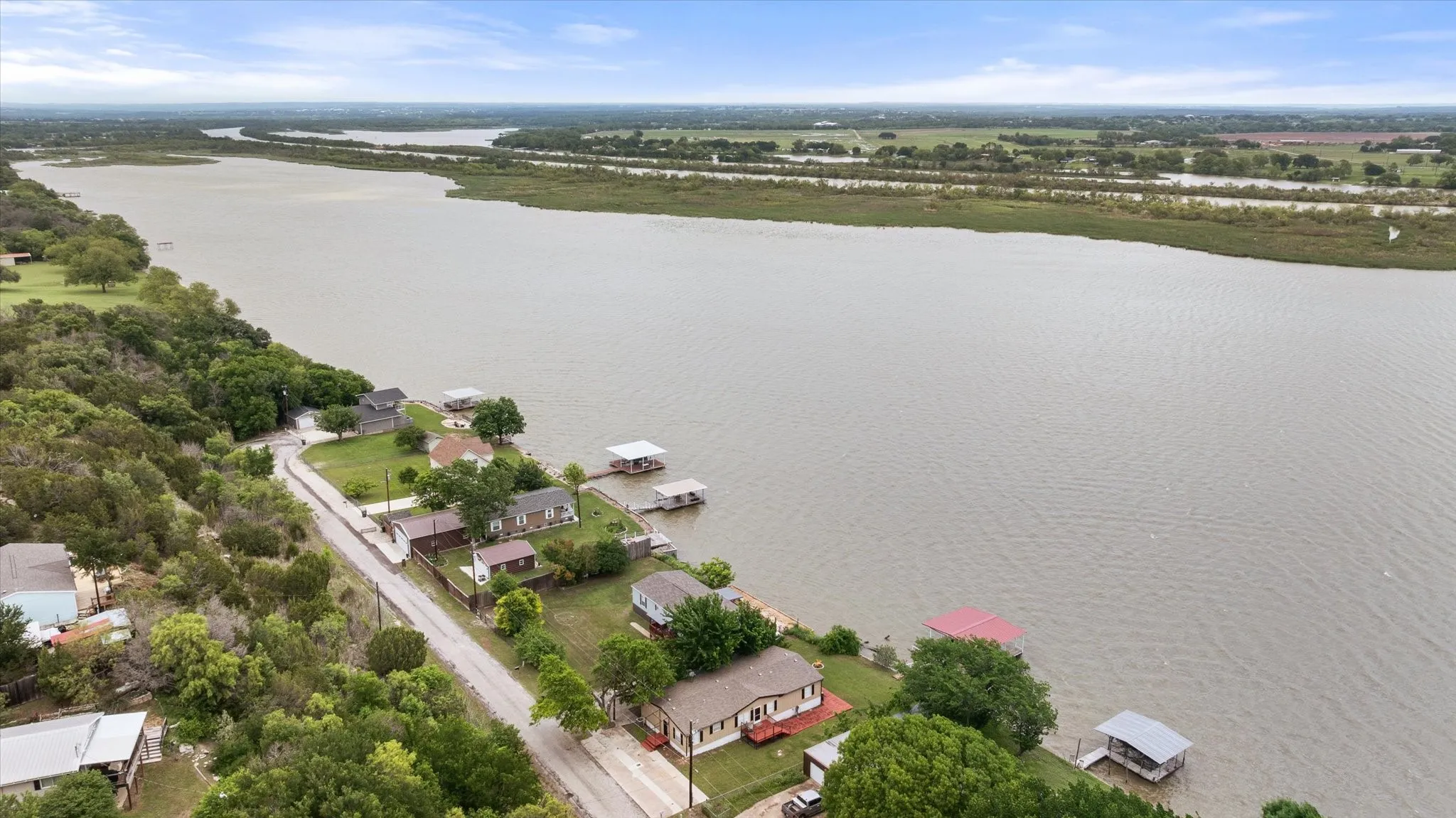 Single Family Residence For Sale in Hood County , 5821 Parkside Court, Granbury, Texas 76048, 5 Bedroom, 3 Bathroom, Garage spaces, 1,984 Sqft, built in 2001, mls#21249656, Real Estate Agent in Granbury, Homes For Sale in Hood county, Homes For Sale in Granbury, Realtor in Granbury Texas, Real Estate Brokerage Independent Realty Texas, Luminita Cordes Realtor