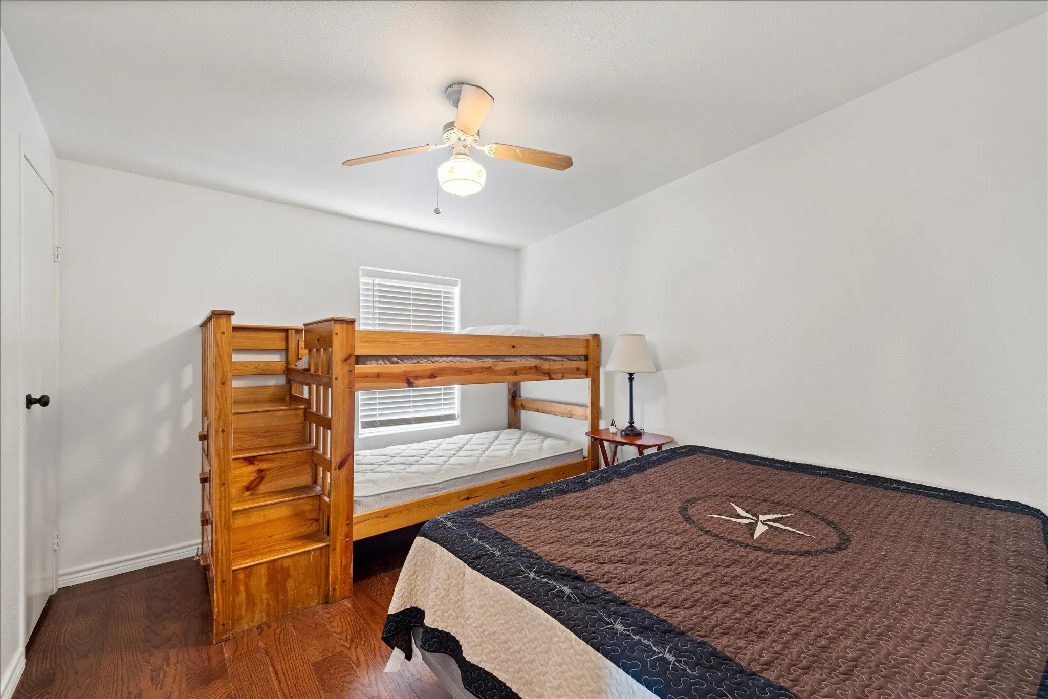 Single Family Residence For Sale in Hood County , 5821 Parkside Court, Granbury, Texas 76048, 5 Bedroom, 3 Bathroom, Garage spaces, 1,984 Sqft, built in 2001, mls#21249656, Real Estate Agent in Granbury, Homes For Sale in Hood county, Homes For Sale in Granbury, Realtor in Granbury Texas, Real Estate Brokerage Independent Realty Texas, Luminita Cordes Realtor
