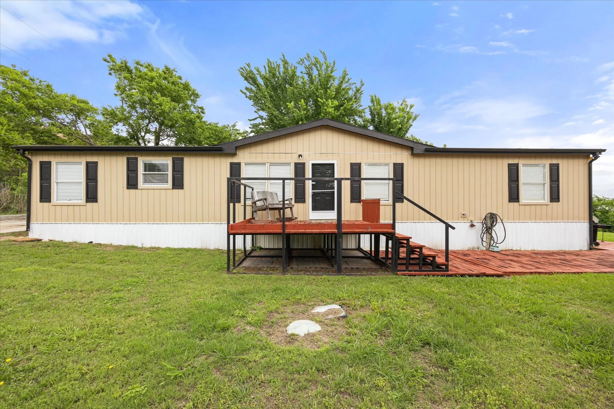 Single Family Residence For Sale in Hood County , 5821 Parkside Court, Granbury, Texas 76048, 5 Bedroom, 3 Bathroom, Garage spaces, 1,984 Sqft, built in 2001, mls#21249656, Real Estate Agent in Granbury, Homes For Sale in Hood county, Homes For Sale in Granbury, Realtor in Granbury Texas, Real Estate Brokerage Independent Realty Texas, Luminita Cordes Realtor