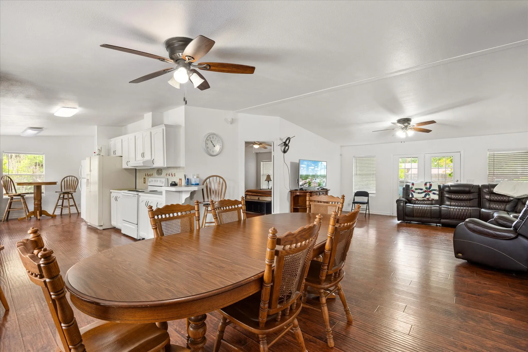 Single Family Residence For Sale in Hood County , 5821 Parkside Court, Granbury, Texas 76048, 5 Bedroom, 3 Bathroom, Garage spaces, 1,984 Sqft, built in 2001, mls#21249656, Real Estate Agent in Granbury, Homes For Sale in Hood county, Homes For Sale in Granbury, Realtor in Granbury Texas, Real Estate Brokerage Independent Realty Texas, Luminita Cordes Realtor