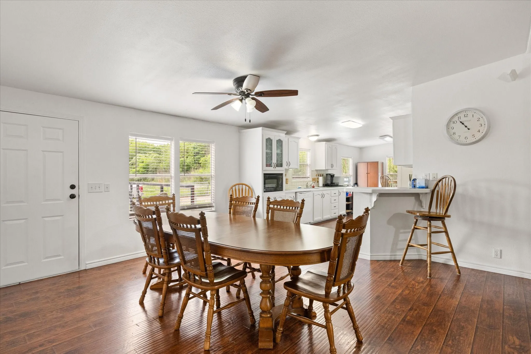 Single Family Residence For Sale in Hood County , 5821 Parkside Court, Granbury, Texas 76048, 5 Bedroom, 3 Bathroom, Garage spaces, 1,984 Sqft, built in 2001, mls#21249656, Real Estate Agent in Granbury, Homes For Sale in Hood county, Homes For Sale in Granbury, Realtor in Granbury Texas, Real Estate Brokerage Independent Realty Texas, Luminita Cordes Realtor