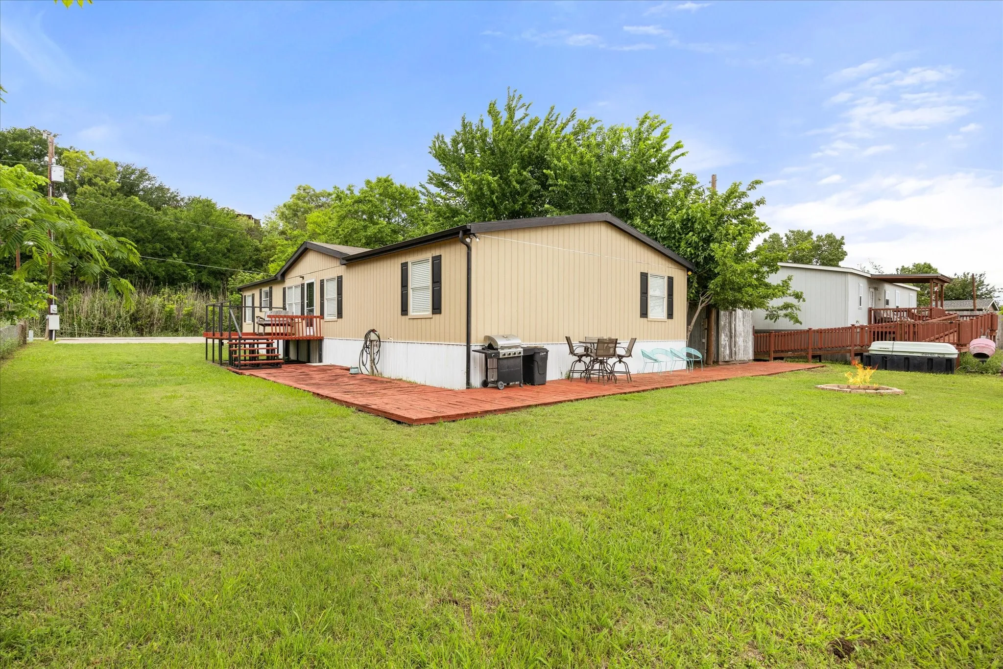 Single Family Residence For Sale in Hood County , 5821 Parkside Court, Granbury, Texas 76048, 5 Bedroom, 3 Bathroom, Garage spaces, 1,984 Sqft, built in 2001, mls#21249656, Real Estate Agent in Granbury, Homes For Sale in Hood county, Homes For Sale in Granbury, Realtor in Granbury Texas, Real Estate Brokerage Independent Realty Texas, Luminita Cordes Realtor