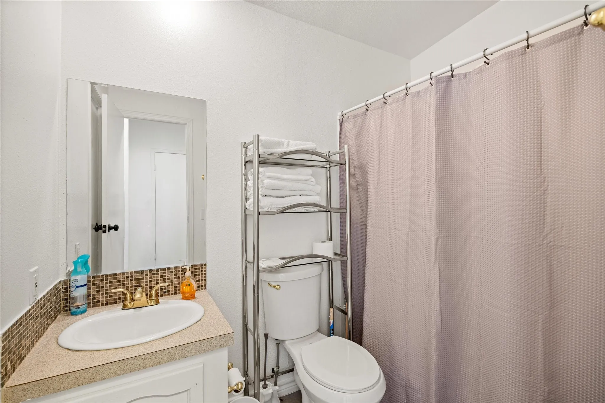 Single Family Residence For Sale in Hood County , 5821 Parkside Court, Granbury, Texas 76048, 5 Bedroom, 3 Bathroom, Garage spaces, 1,984 Sqft, built in 2001, mls#21249656, Real Estate Agent in Granbury, Homes For Sale in Hood county, Homes For Sale in Granbury, Realtor in Granbury Texas, Real Estate Brokerage Independent Realty Texas, Luminita Cordes Realtor