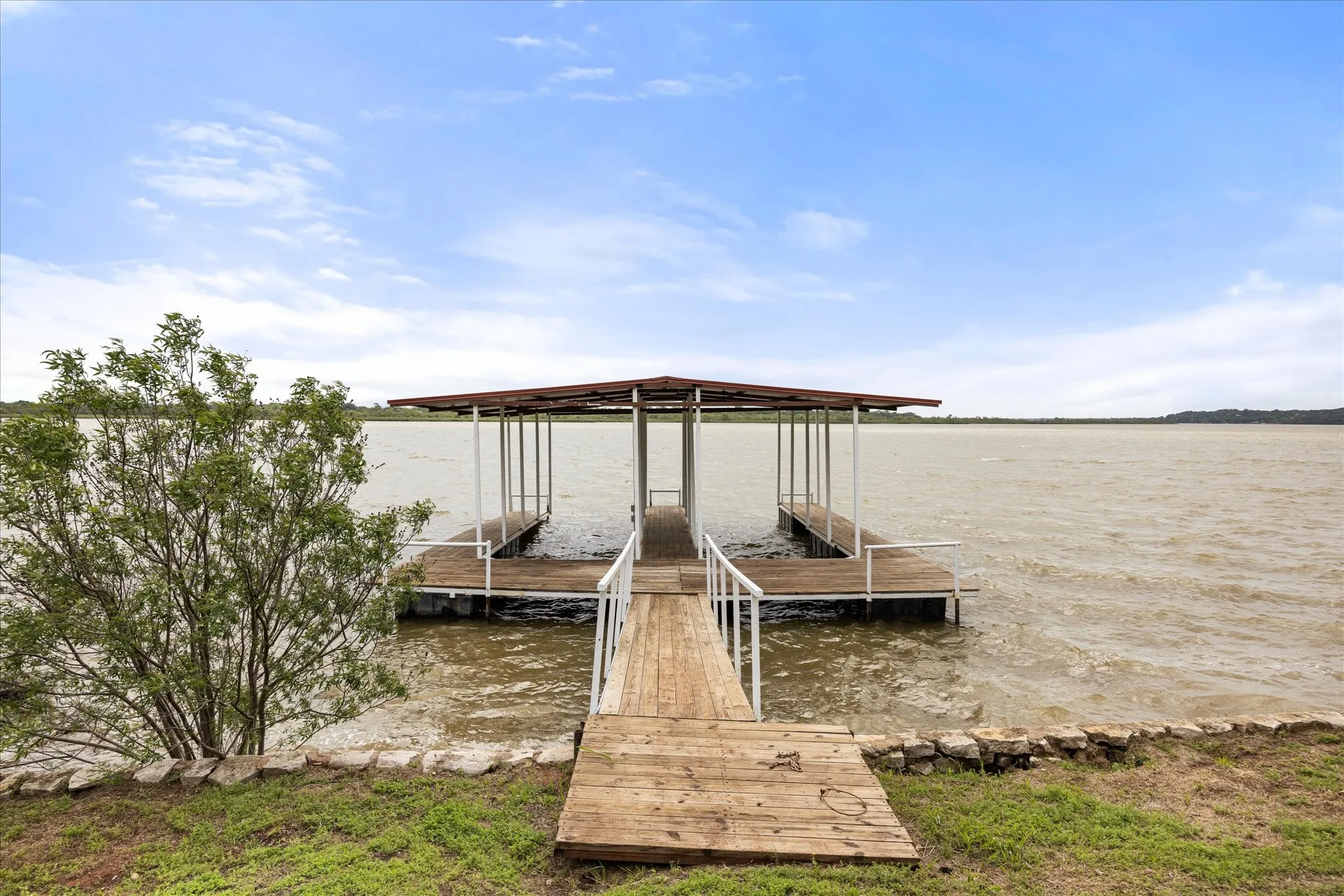 Single Family Residence For Sale in Hood County , 5821 Parkside Court, Granbury, Texas 76048, 5 Bedroom, 3 Bathroom, Garage spaces, 1,984 Sqft, built in 2001, mls#21249656, Real Estate Agent in Granbury, Homes For Sale in Hood county, Homes For Sale in Granbury, Realtor in Granbury Texas, Real Estate Brokerage Independent Realty Texas, Luminita Cordes Realtor