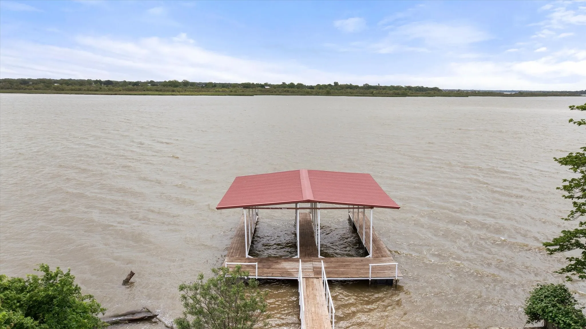 Single Family Residence For Sale in Hood County , 5821 Parkside Court, Granbury, Texas 76048, 5 Bedroom, 3 Bathroom, Garage spaces, 1,984 Sqft, built in 2001, mls#21249656, Real Estate Agent in Granbury, Homes For Sale in Hood county, Homes For Sale in Granbury, Realtor in Granbury Texas, Real Estate Brokerage Independent Realty Texas, Luminita Cordes Realtor