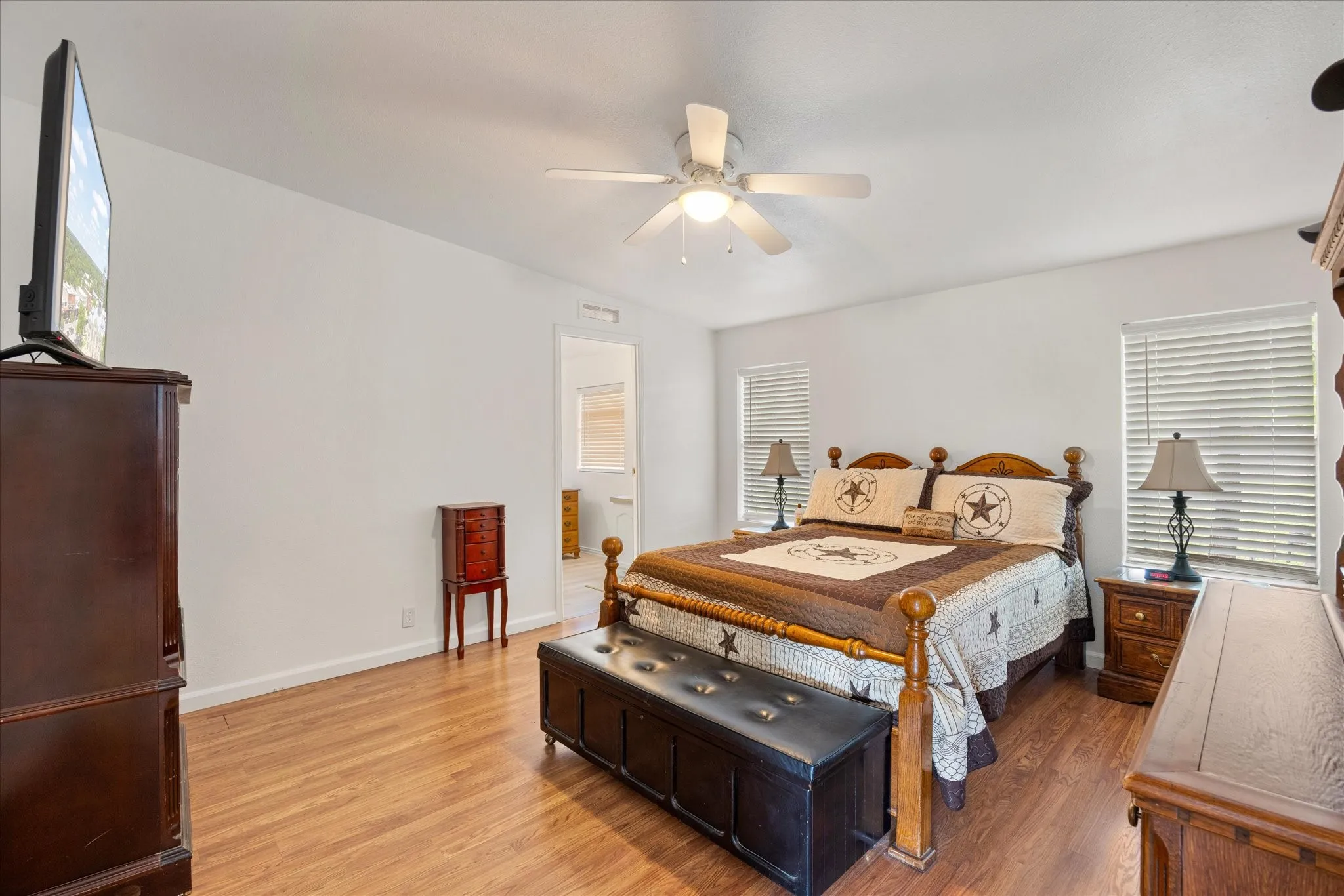 Single Family Residence For Sale in Hood County , 5821 Parkside Court, Granbury, Texas 76048, 5 Bedroom, 3 Bathroom, Garage spaces, 1,984 Sqft, built in 2001, mls#21249656, Real Estate Agent in Granbury, Homes For Sale in Hood county, Homes For Sale in Granbury, Realtor in Granbury Texas, Real Estate Brokerage Independent Realty Texas, Luminita Cordes Realtor