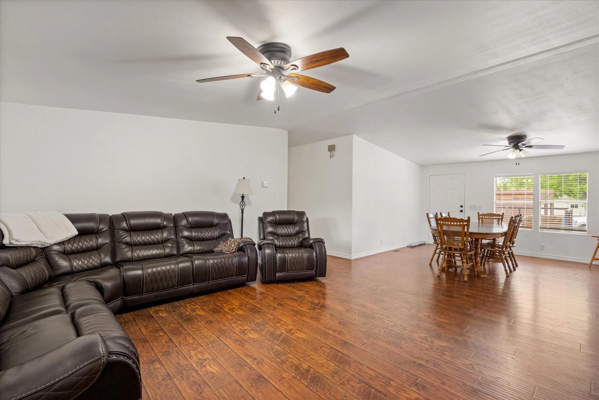 Single Family Residence For Sale in Hood County , 5821 Parkside Court, Granbury, Texas 76048, 5 Bedroom, 3 Bathroom, Garage spaces, 1,984 Sqft, built in 2001, mls#21249656, Real Estate Agent in Granbury, Homes For Sale in Hood county, Homes For Sale in Granbury, Realtor in Granbury Texas, Real Estate Brokerage Independent Realty Texas, Luminita Cordes Realtor