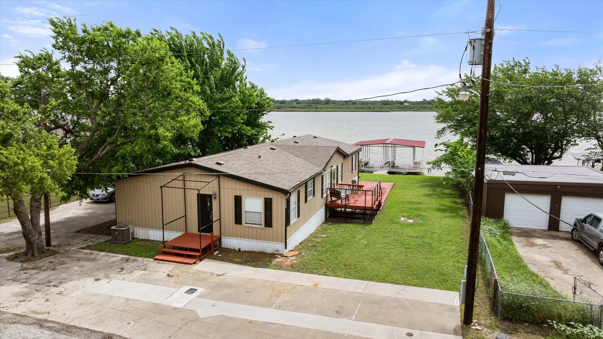 Single Family Residence For Sale in Hood County , 5821 Parkside Court, Granbury, Texas 76048, 5 Bedroom, 3 Bathroom, Garage spaces, 1,984 Sqft, built in 2001, mls#21249656, Real Estate Agent in Granbury, Homes For Sale in Hood county, Homes For Sale in Granbury, Realtor in Granbury Texas, Real Estate Brokerage Independent Realty Texas, Luminita Cordes Realtor