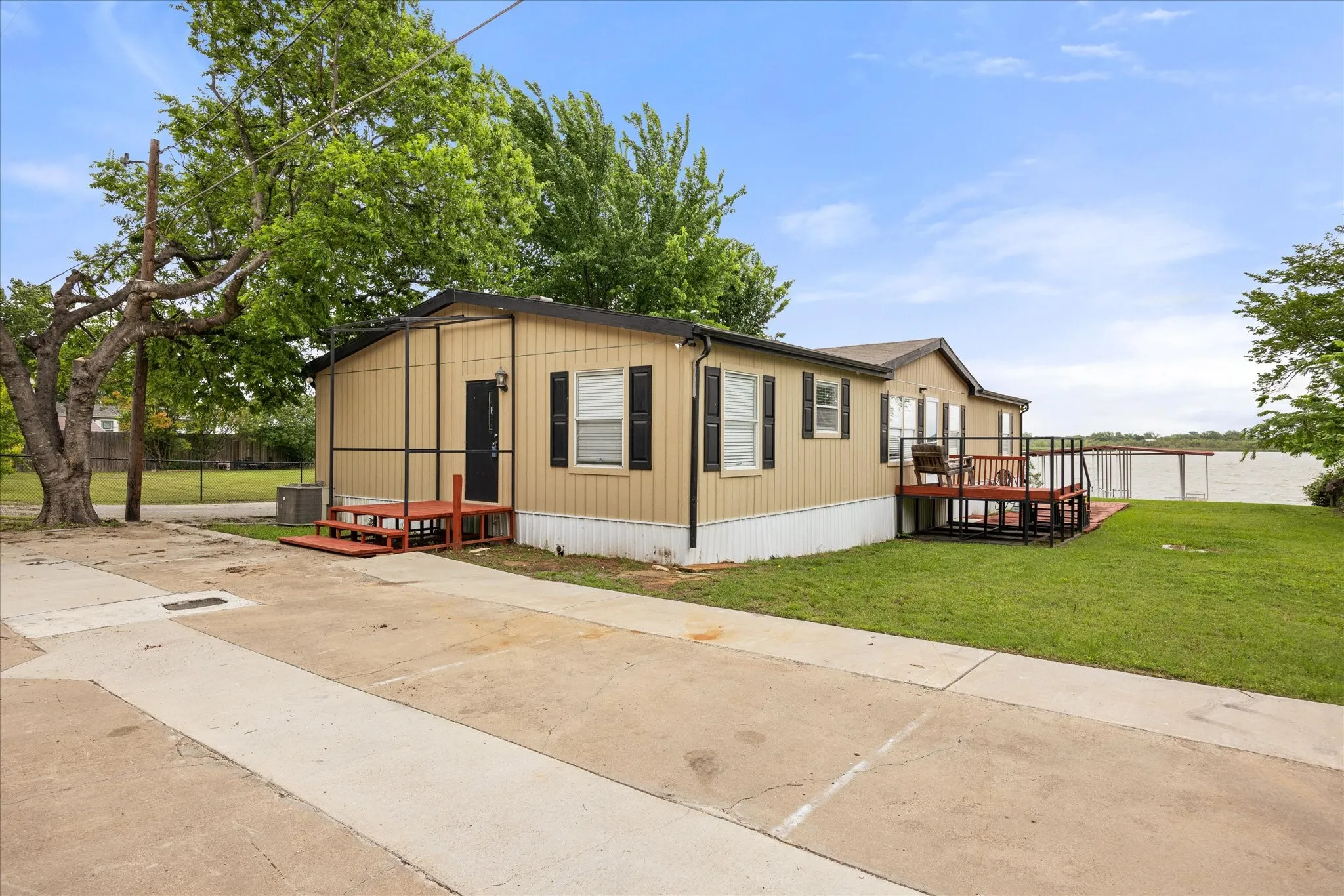 Single Family Residence For Sale in Hood County , 5821 Parkside Court, Granbury, Texas 76048, 5 Bedroom, 3 Bathroom, Garage spaces, 1,984 Sqft, built in 2001, mls#21249656, Real Estate Agent in Granbury, Homes For Sale in Hood county, Homes For Sale in Granbury, Realtor in Granbury Texas, Real Estate Brokerage Independent Realty Texas, Luminita Cordes Realtor