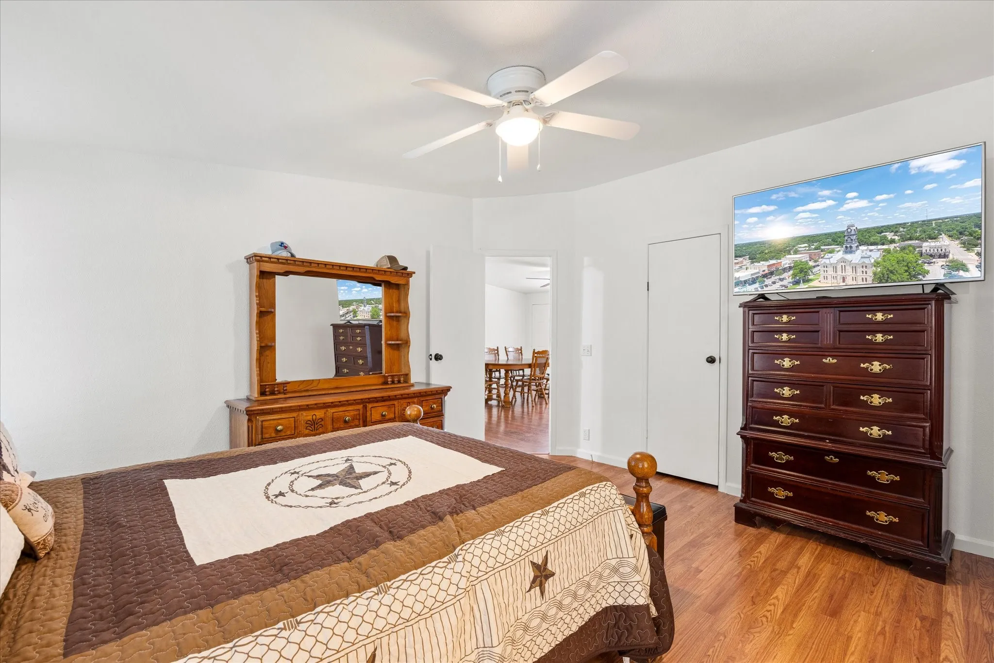 Single Family Residence For Sale in Hood County , 5821 Parkside Court, Granbury, Texas 76048, 5 Bedroom, 3 Bathroom, Garage spaces, 1,984 Sqft, built in 2001, mls#21249656, Real Estate Agent in Granbury, Homes For Sale in Hood county, Homes For Sale in Granbury, Realtor in Granbury Texas, Real Estate Brokerage Independent Realty Texas, Luminita Cordes Realtor