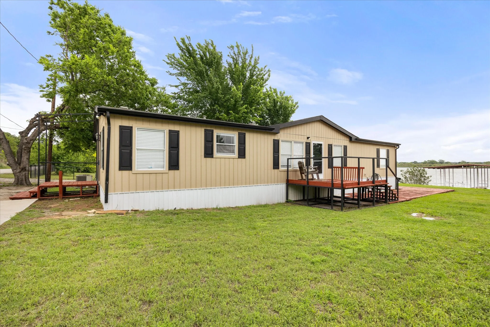 Single Family Residence For Sale in Hood County , 5821 Parkside Court, Granbury, Texas 76048, 5 Bedroom, 3 Bathroom, Garage spaces, 1,984 Sqft, built in 2001, mls#21249656, Real Estate Agent in Granbury, Homes For Sale in Hood county, Homes For Sale in Granbury, Realtor in Granbury Texas, Real Estate Brokerage Independent Realty Texas, Luminita Cordes Realtor