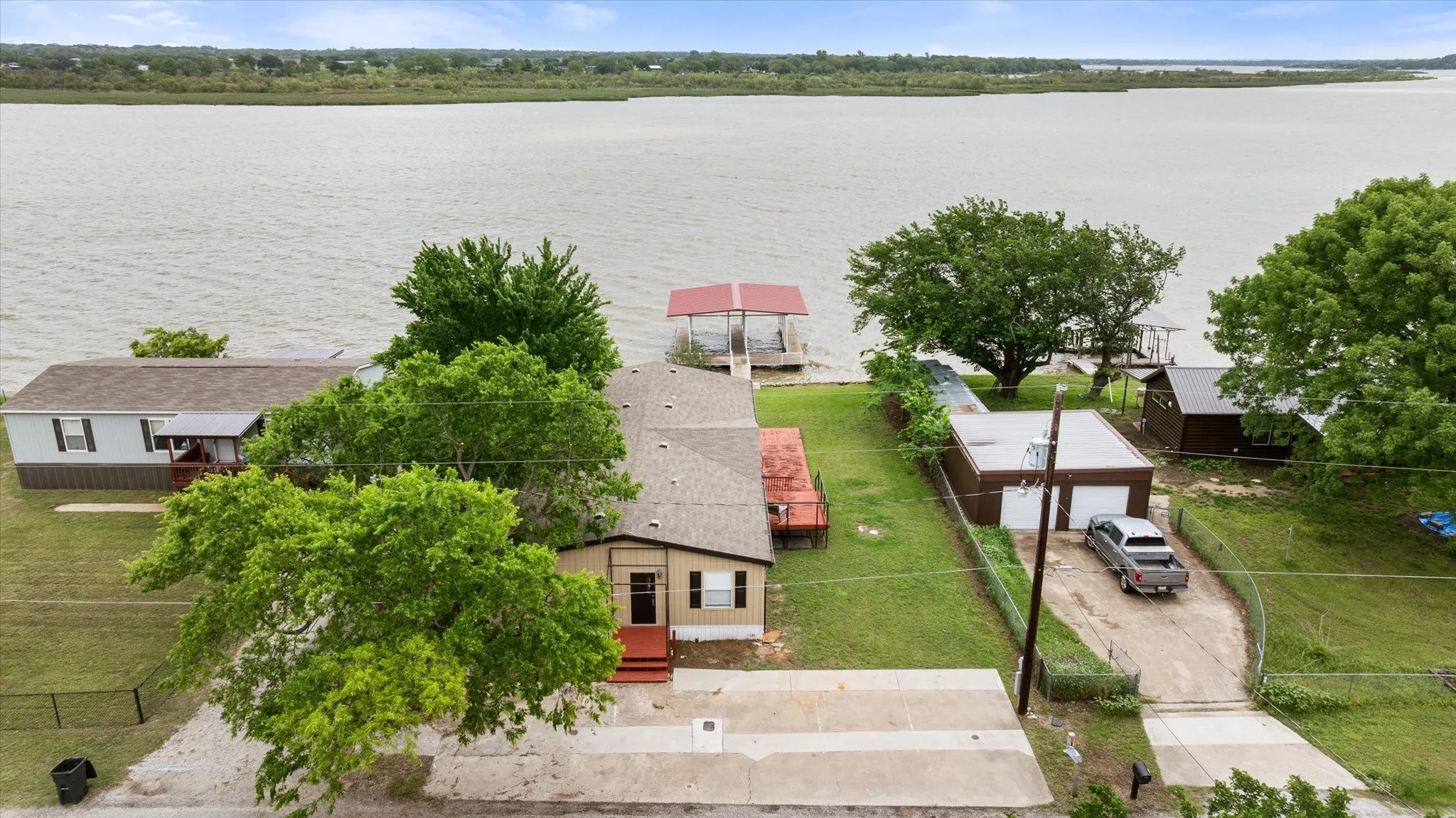Single Family Residence For Sale in Hood County , 5821 Parkside Court, Granbury, Texas 76048, 5 Bedroom, 3 Bathroom, Garage spaces, 1,984 Sqft, built in 2001, mls#21249656, Real Estate Agent in Granbury, Homes For Sale in Hood county, Homes For Sale in Granbury, Realtor in Granbury Texas, Real Estate Brokerage Independent Realty Texas, Luminita Cordes Realtor
