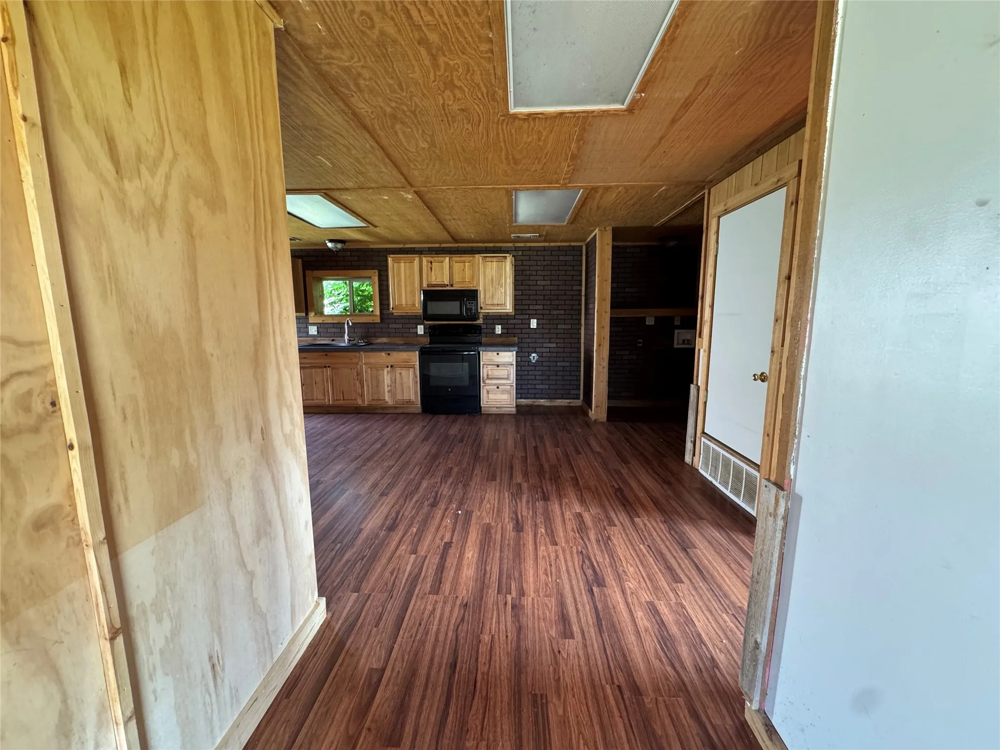 Office For Rent in Parker County , 10669 Mineral Wells Highway, Weatherford, Texas 76088, 0, 0, Garage spaces, 0 Sqft, built in 2000, Preowned, Price $1,800, mls#21251957, Real Estate Agent in Weatherford, Homes For Rent in Parker county, Homes For Rent in Weatherford, Realtor in Weatherford Texas, Real Estate Brokerage Independent Realty Texas, Luminita Cordes Realtor