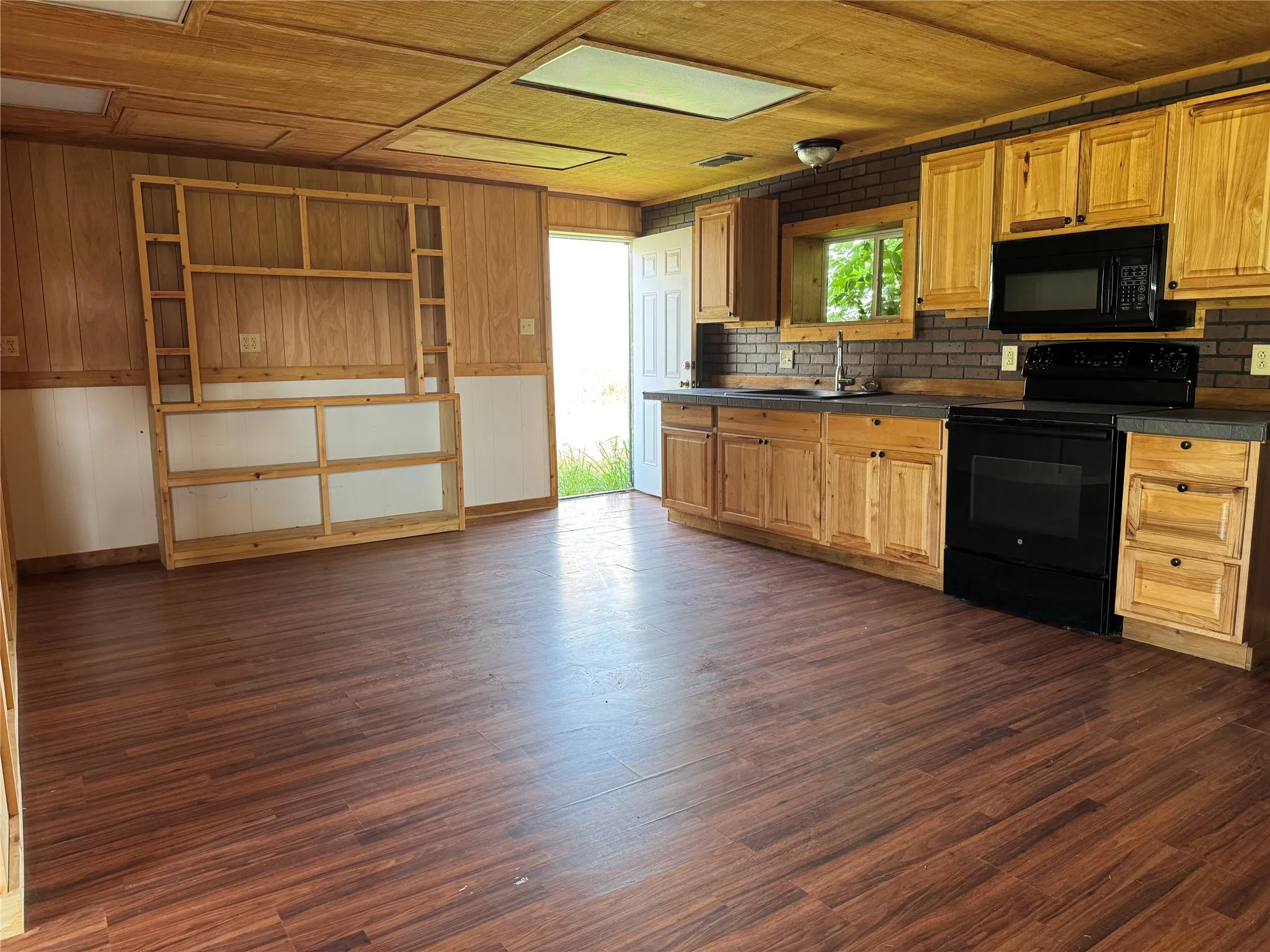 Office For Rent in Parker County , 10669 Mineral Wells Highway, Weatherford, Texas 76088, 0, 0, Garage spaces, 0 Sqft, built in 2000, Preowned, Price $1,800, mls#21251957, Real Estate Agent in Weatherford, Homes For Rent in Parker county, Homes For Rent in Weatherford, Realtor in Weatherford Texas, Real Estate Brokerage Independent Realty Texas, Luminita Cordes Realtor