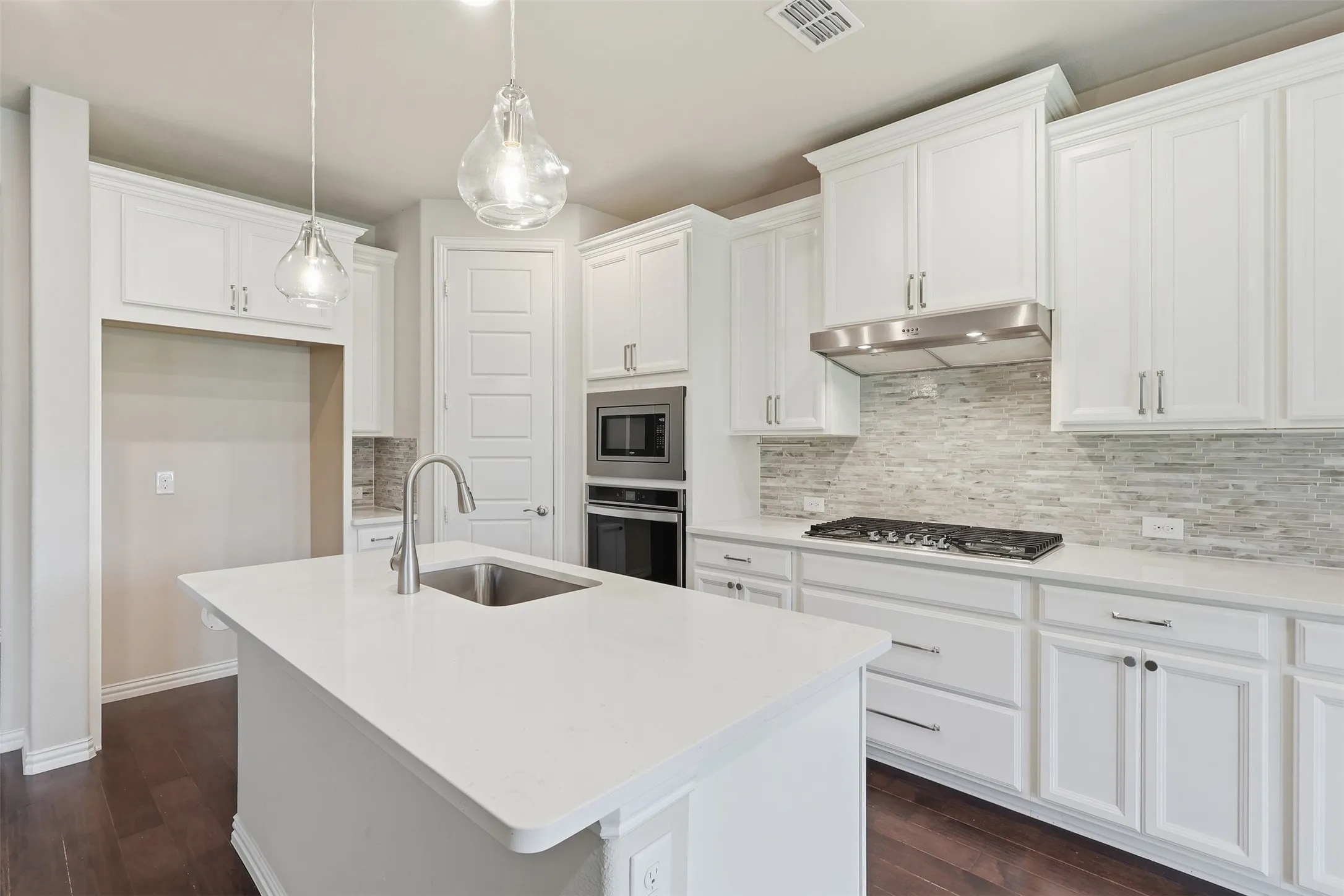 Single Family Residence For Sale in Denton County , 2564 Durango Drive, Carrollton, Texas 75010, 3 Bedroom, 3 Bathroom, 2 Garage spaces, 2,405 Sqft, built in 2019, mls#21250836, Real Estate Agent in Carrollton, Homes For Sale in Denton county, Homes For Sale in Carrollton, Realtor in Carrollton Texas, Real Estate Brokerage Independent Realty Texas, Luminita Cordes Realtor