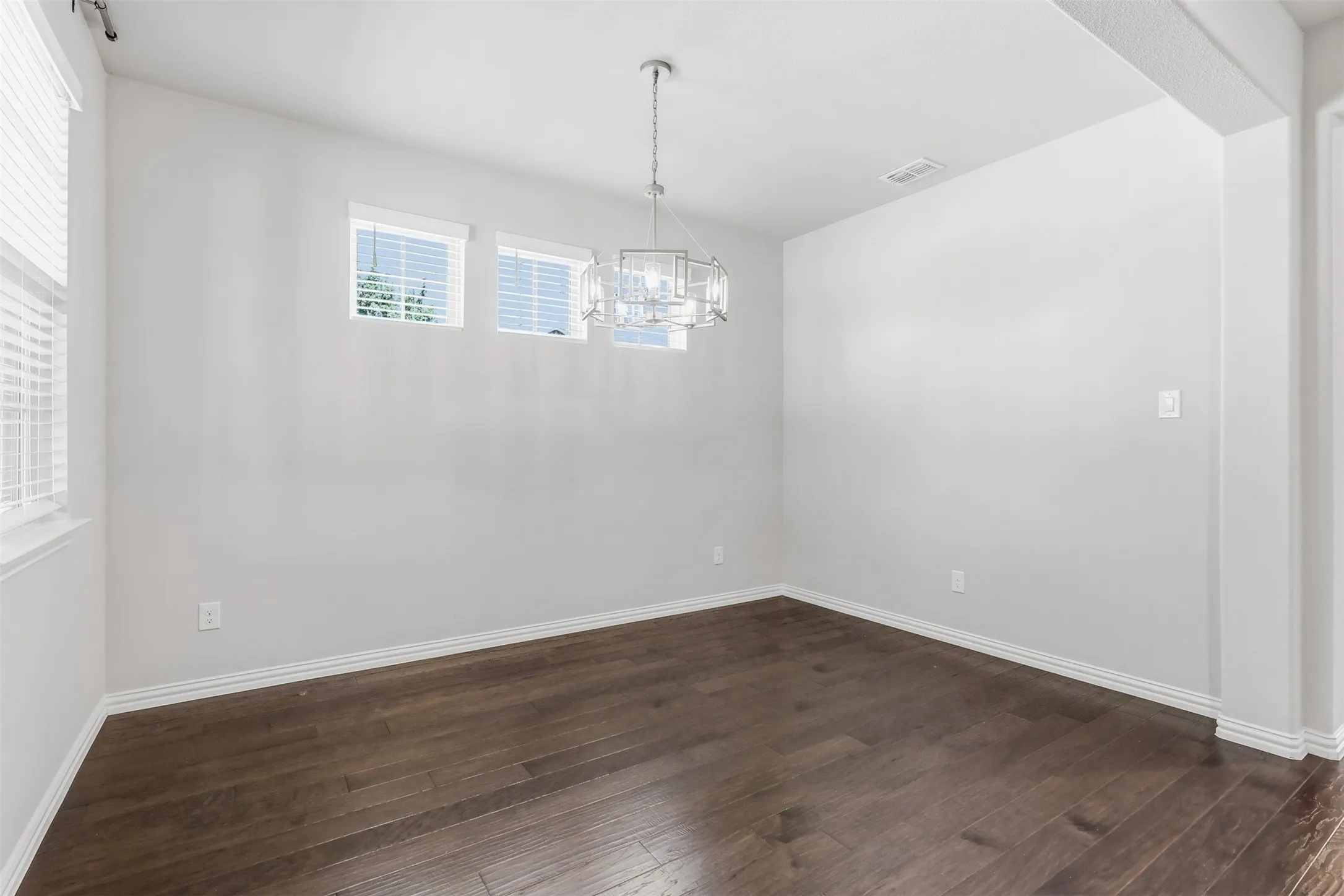 Single Family Residence For Sale in Denton County , 2564 Durango Drive, Carrollton, Texas 75010, 3 Bedroom, 3 Bathroom, 2 Garage spaces, 2,405 Sqft, built in 2019, mls#21250836, Real Estate Agent in Carrollton, Homes For Sale in Denton county, Homes For Sale in Carrollton, Realtor in Carrollton Texas, Real Estate Brokerage Independent Realty Texas, Luminita Cordes Realtor