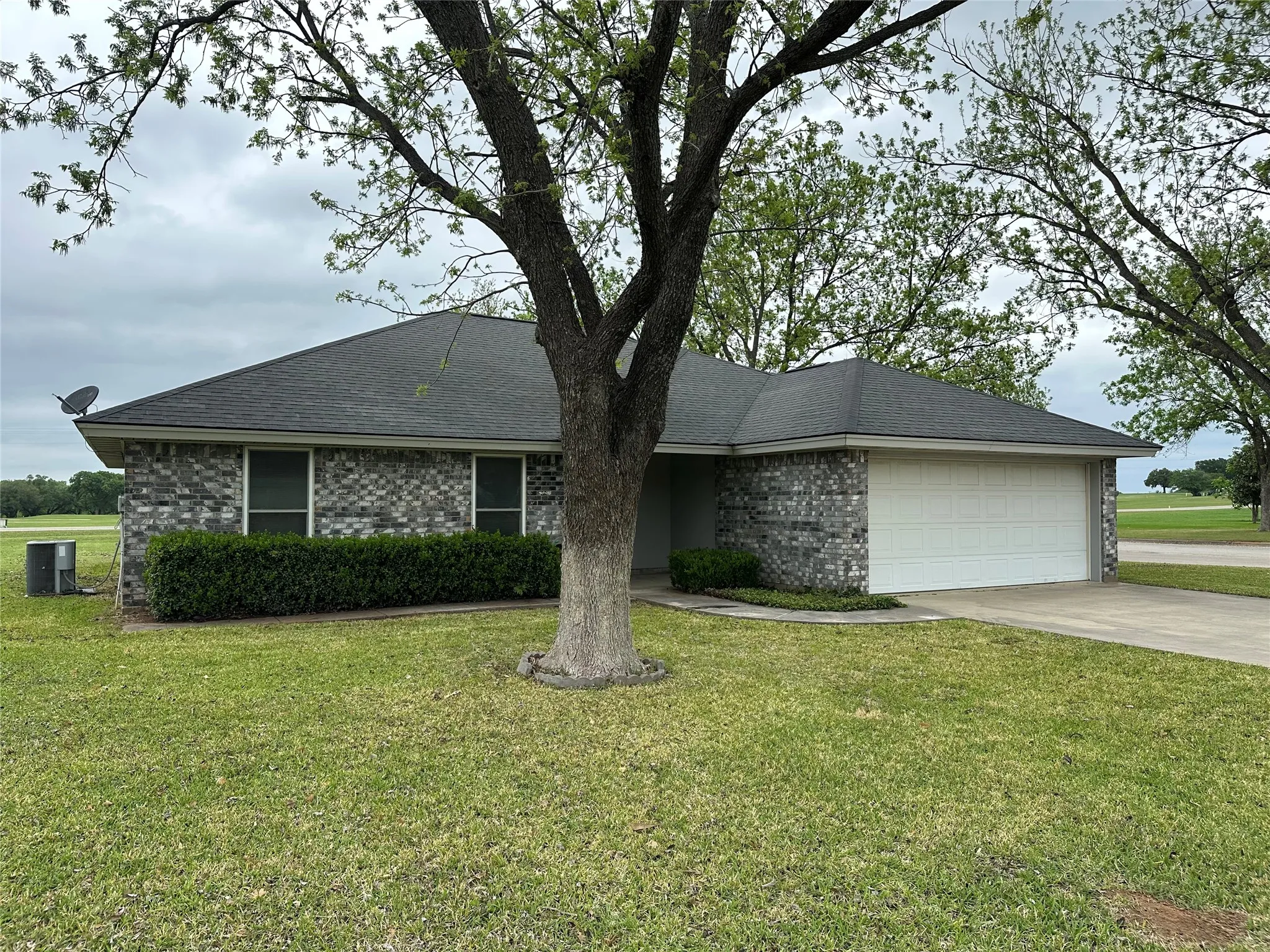 Single Family Residence For Sale in Comanche County , 101 Player, Comanche, Texas 76442, 3 Bedroom, 2 Bathroom, 2 Garage spaces, 1,671 Sqft, built in 2001, mls#21252201, Real Estate Agent in Comanche, Homes For Sale in Comanche county, Homes For Sale in Comanche, Realtor in Comanche Texas, Real Estate Brokerage Independent Realty Texas, Luminita Cordes Realtor