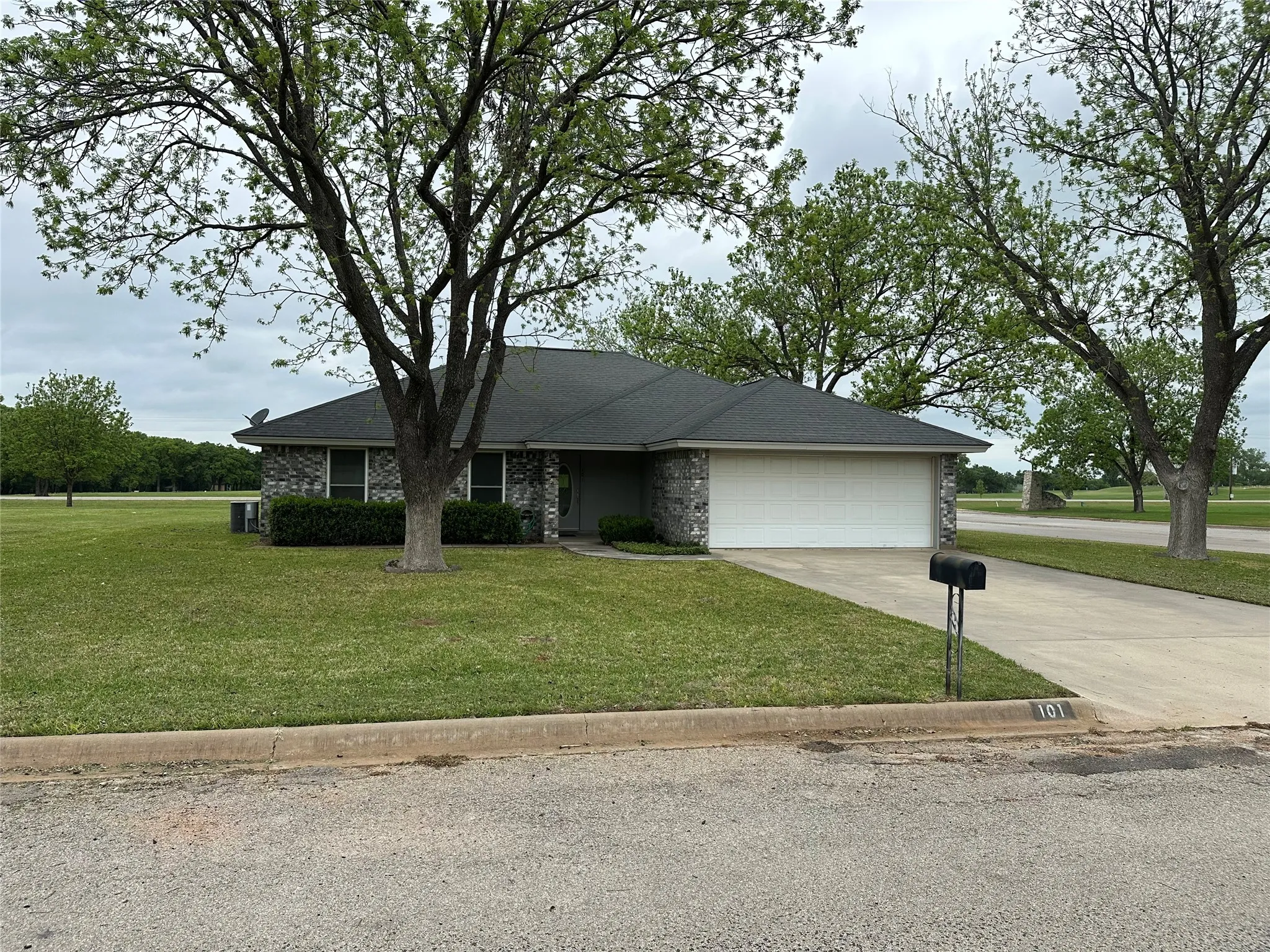Single Family Residence For Sale in Comanche County , 101 Player, Comanche, Texas 76442, 3 Bedroom, 2 Bathroom, 2 Garage spaces, 1,671 Sqft, built in 2001, mls#21252201, Real Estate Agent in Comanche, Homes For Sale in Comanche county, Homes For Sale in Comanche, Realtor in Comanche Texas, Real Estate Brokerage Independent Realty Texas, Luminita Cordes Realtor