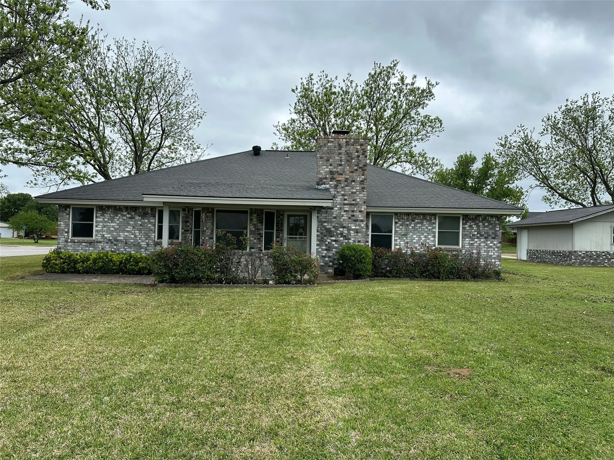 Single Family Residence For Sale in Comanche County , 101 Player, Comanche, Texas 76442, 3 Bedroom, 2 Bathroom, 2 Garage spaces, 1,671 Sqft, built in 2001, mls#21252201, Real Estate Agent in Comanche, Homes For Sale in Comanche county, Homes For Sale in Comanche, Realtor in Comanche Texas, Real Estate Brokerage Independent Realty Texas, Luminita Cordes Realtor