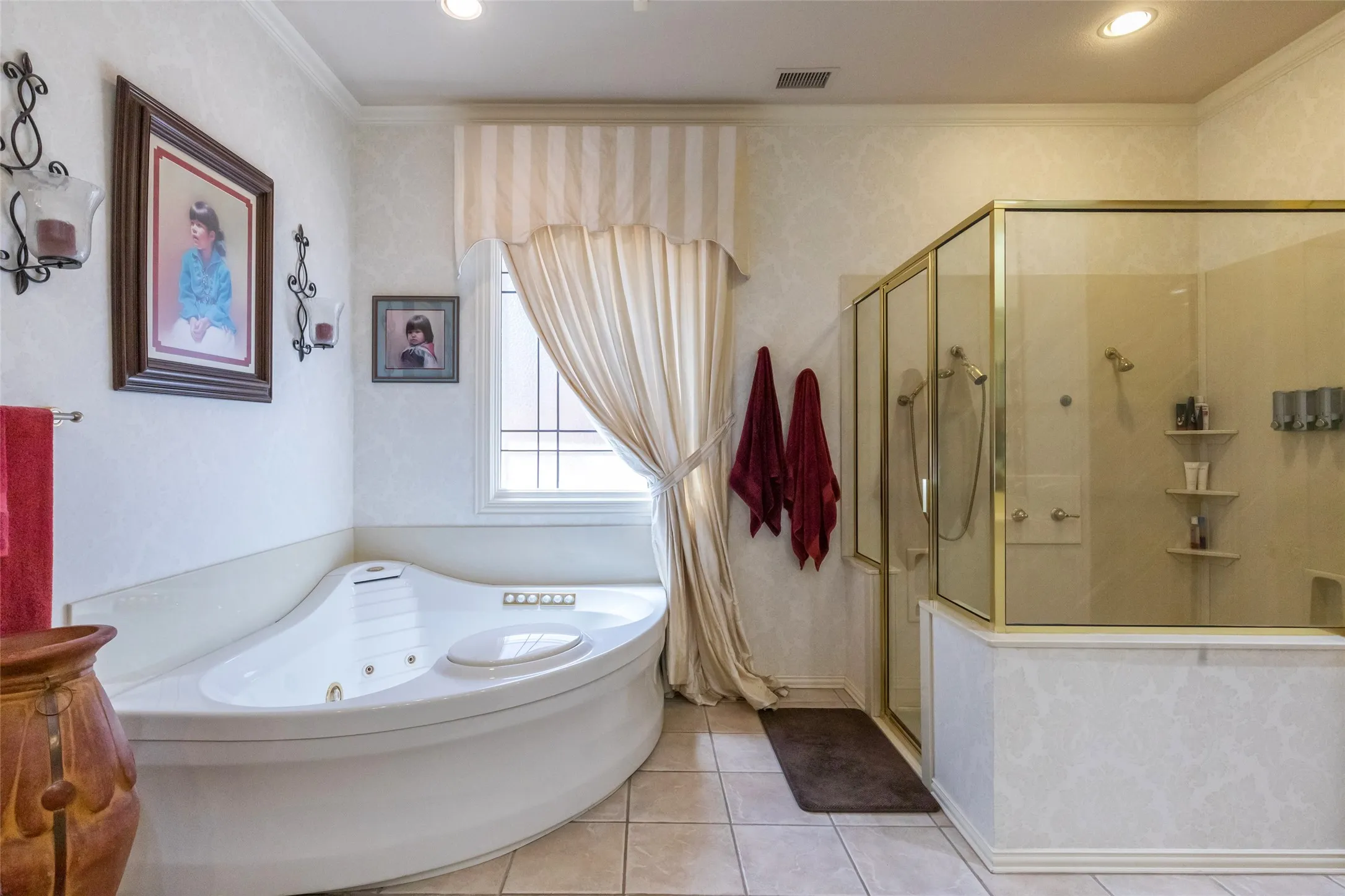 Corner jetted tub.