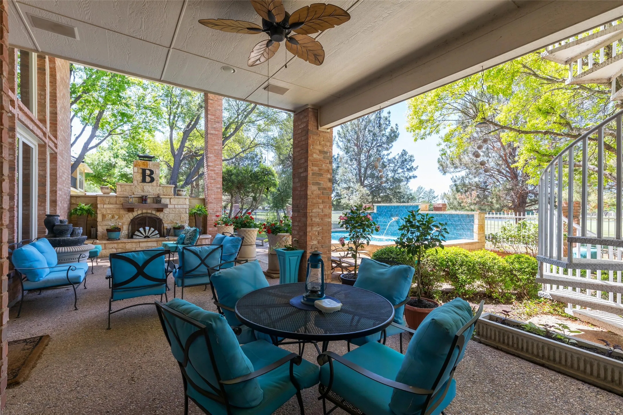 Covered patio and outdoor living space.  Perfect for all of your hosting needs.