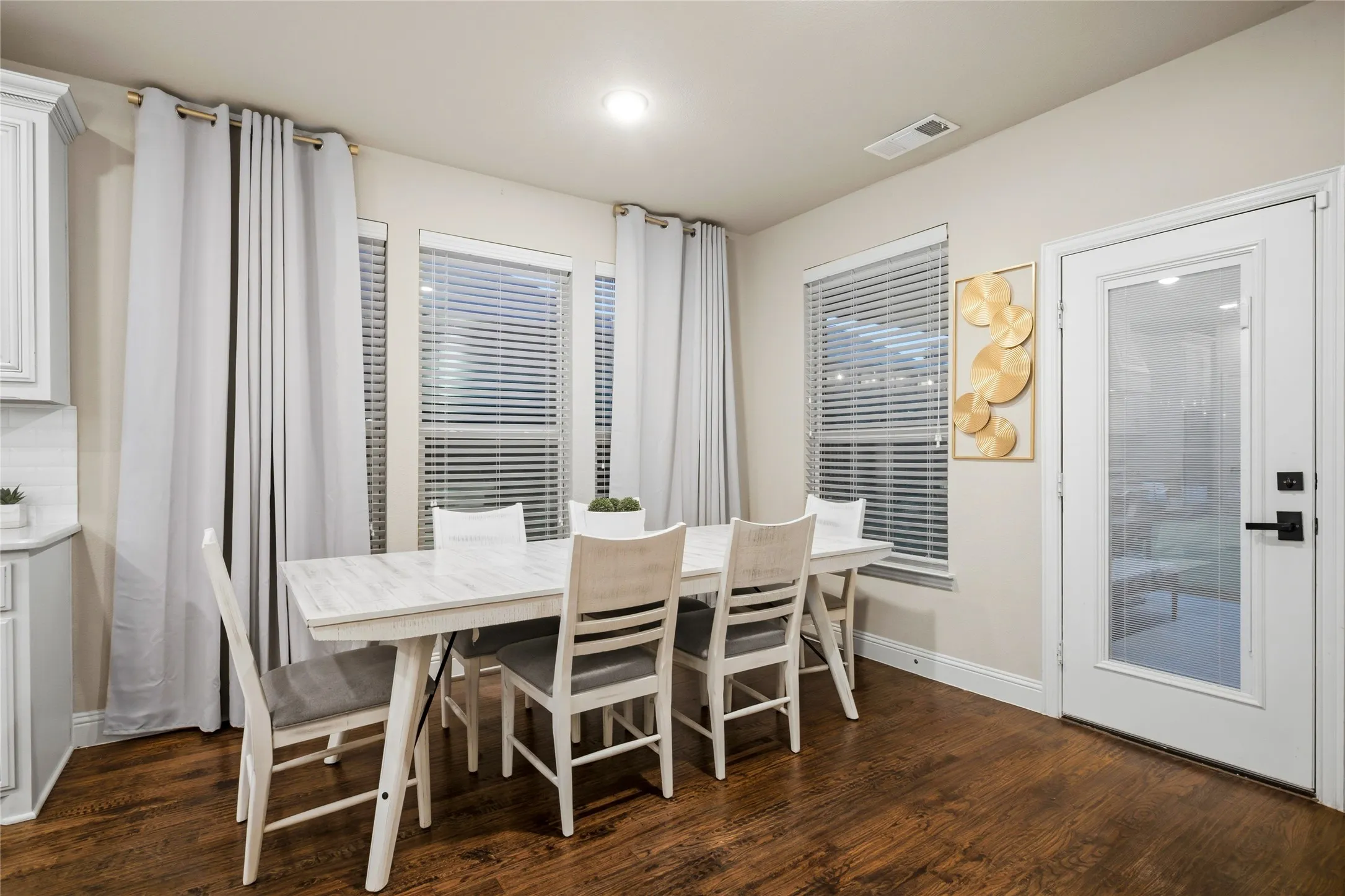 An eat-in kitchen space.