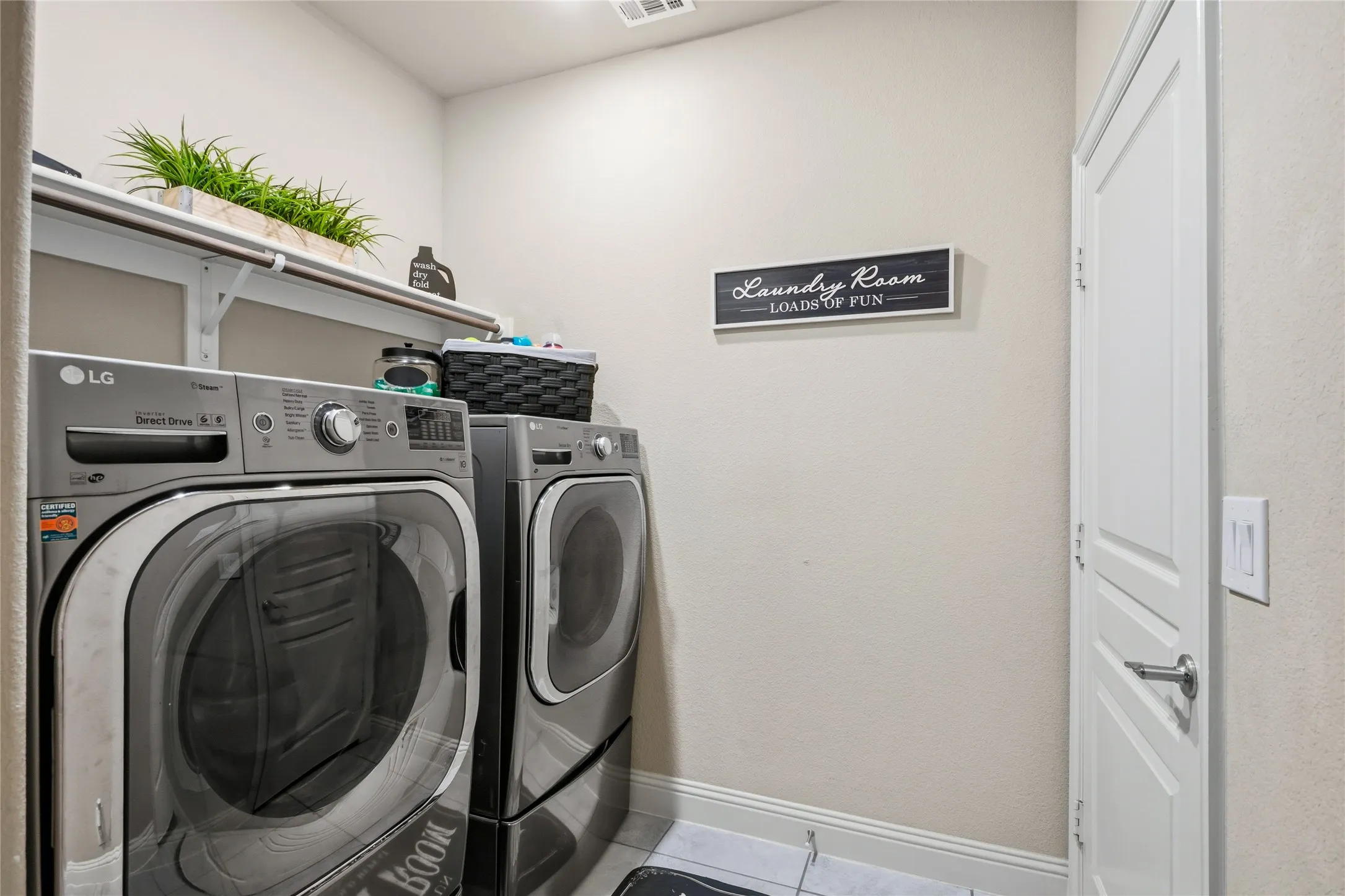 Single Family Residence For Sale in Kaufman County , 1802 Roundtree Road, Forney, Texas 75126, 5 Bedroom, 4 Bathroom, 3 Garage spaces, 3,239 Sqft, built in 2018, Preowned, mls#21252119, Real Estate Agent in Forney, Homes For Sale in Kaufman county, Homes For Sale in Forney, Realtor in Forney Texas, Real Estate Brokerage Independent Realty Texas, Luminita Cordes Realtor