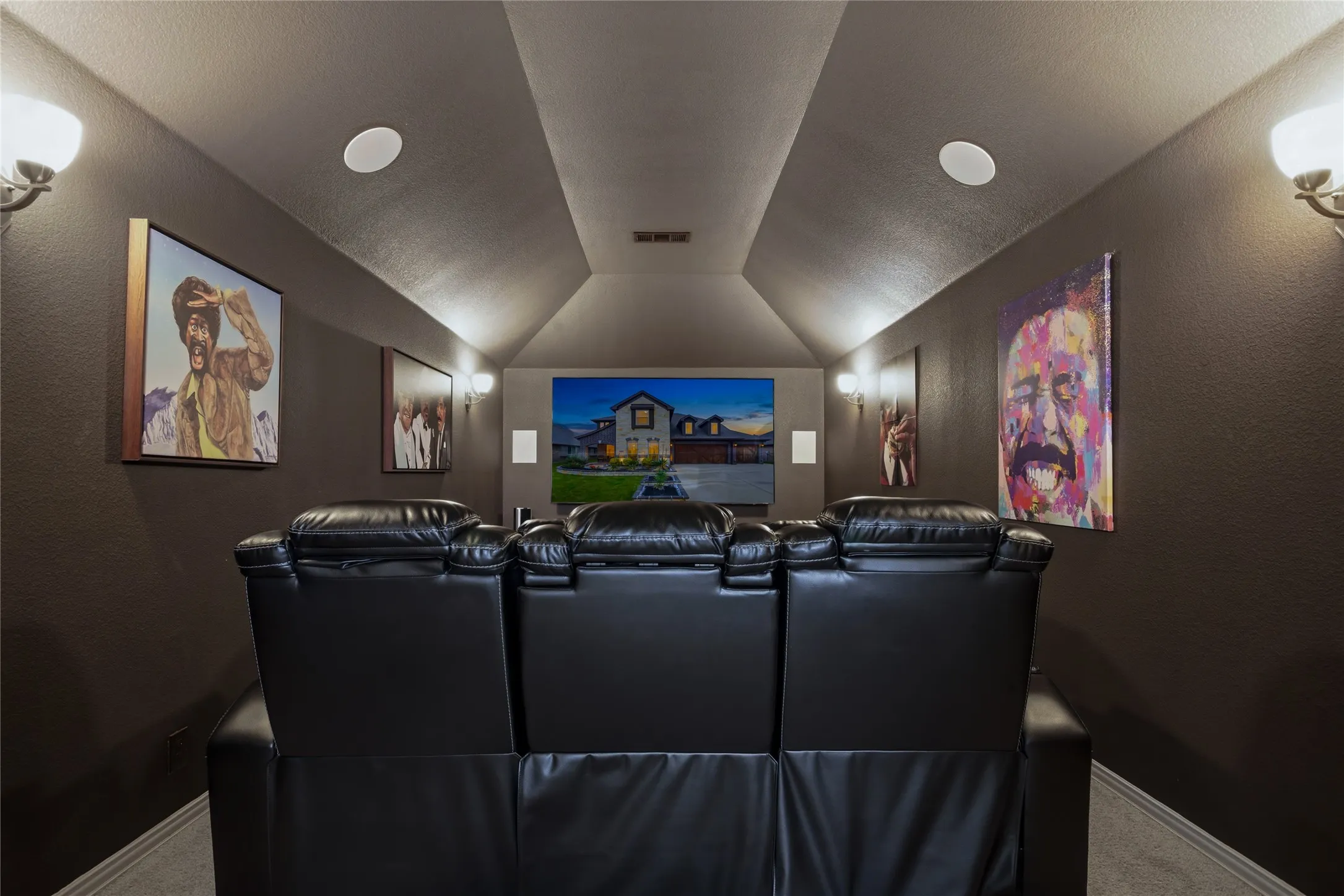 A large media room to enjoy your favorite Netflix series!