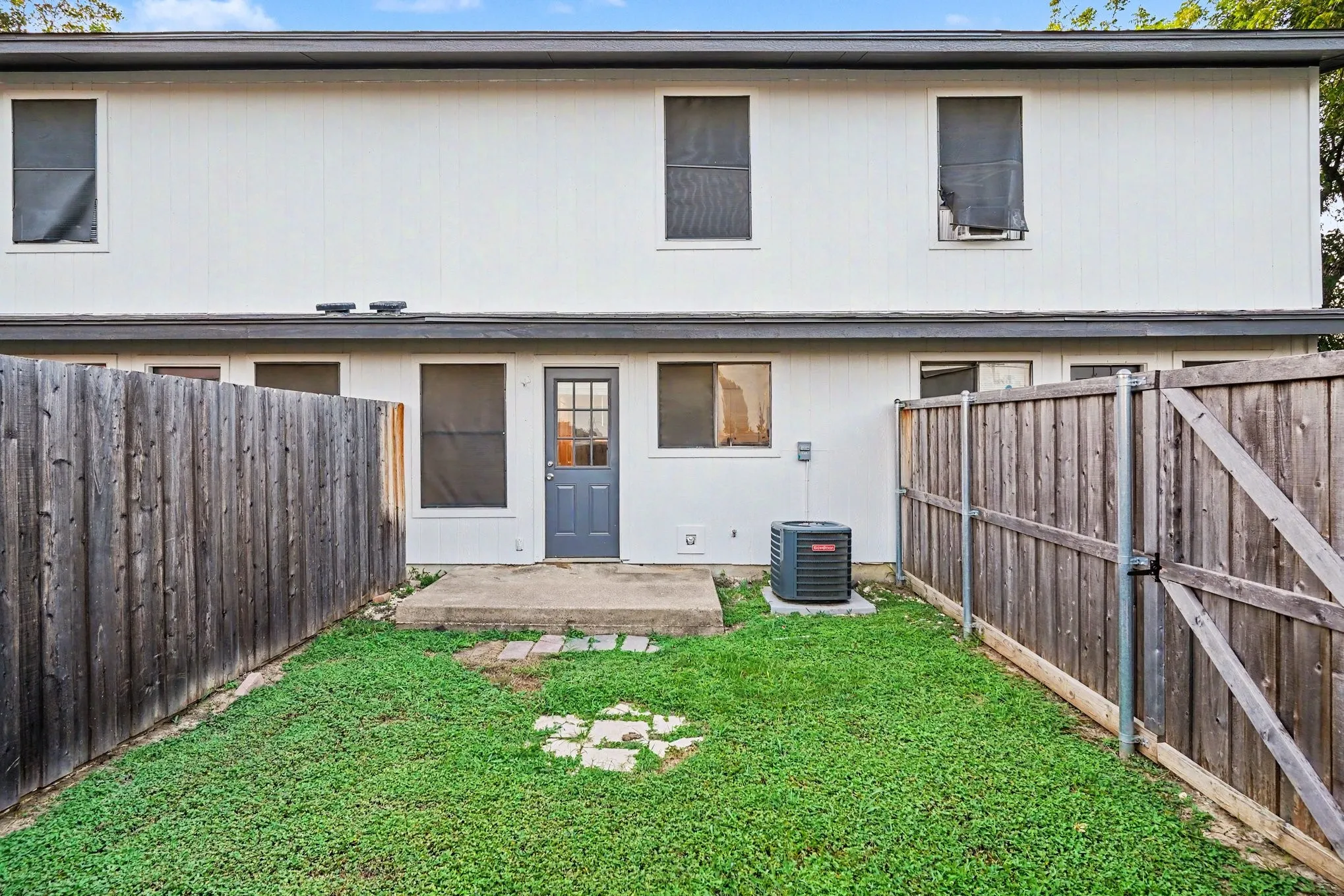 Apartment For Rent in Tarrant County , 3301 Aurora Street B, Haltom City, Texas 76117, 2 Bedroom, 2 Bathroom, Garage spaces, 1,116 Sqft, built in 1985, Preowned, mls#21252253, Real Estate Agent in Haltom City, Homes For Rent in Tarrant county, Homes For Rent in Haltom City, Realtor in Haltom City Texas, Real Estate Brokerage Independent Realty Texas, Luminita Cordes Realtor