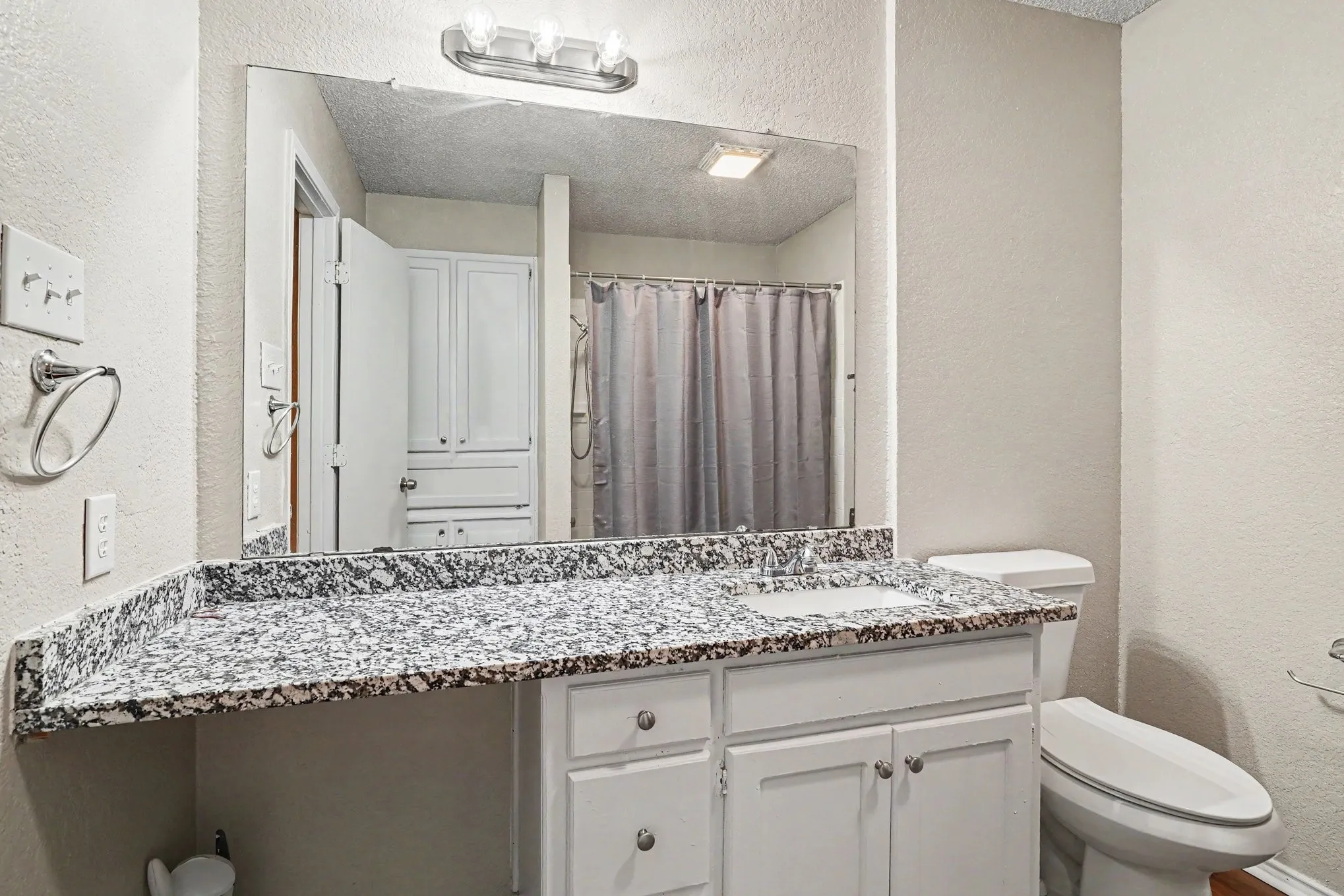 Apartment For Rent in Tarrant County , 3301 Aurora Street B, Haltom City, Texas 76117, 2 Bedroom, 2 Bathroom, Garage spaces, 1,116 Sqft, built in 1985, Preowned, mls#21252253, Real Estate Agent in Haltom City, Homes For Rent in Tarrant county, Homes For Rent in Haltom City, Realtor in Haltom City Texas, Real Estate Brokerage Independent Realty Texas, Luminita Cordes Realtor