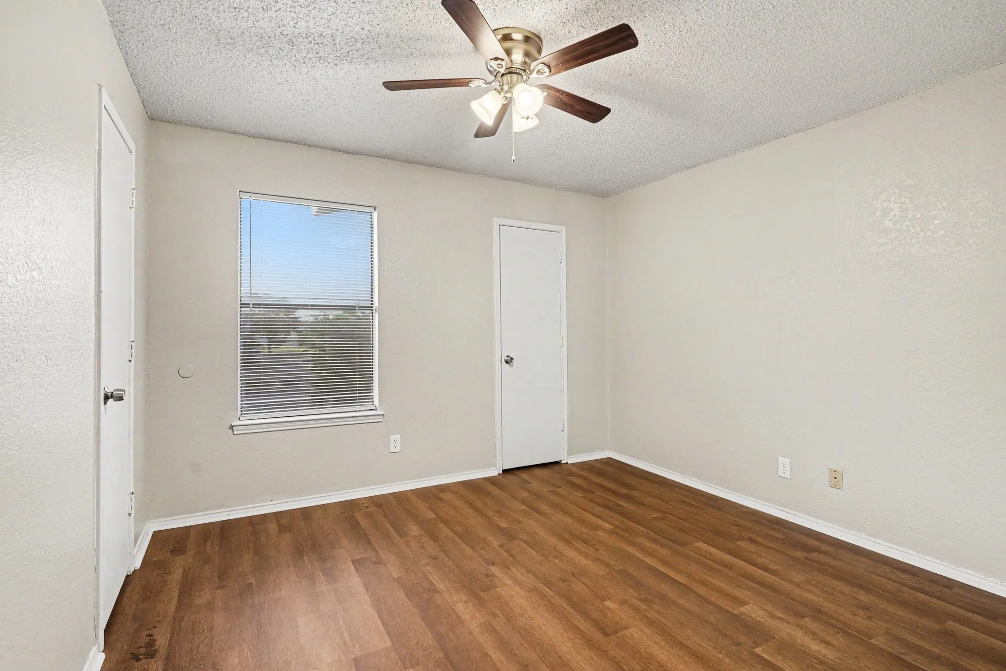 Apartment For Rent in Tarrant County , 3301 Aurora Street B, Haltom City, Texas 76117, 2 Bedroom, 2 Bathroom, Garage spaces, 1,116 Sqft, built in 1985, Preowned, mls#21252253, Real Estate Agent in Haltom City, Homes For Rent in Tarrant county, Homes For Rent in Haltom City, Realtor in Haltom City Texas, Real Estate Brokerage Independent Realty Texas, Luminita Cordes Realtor