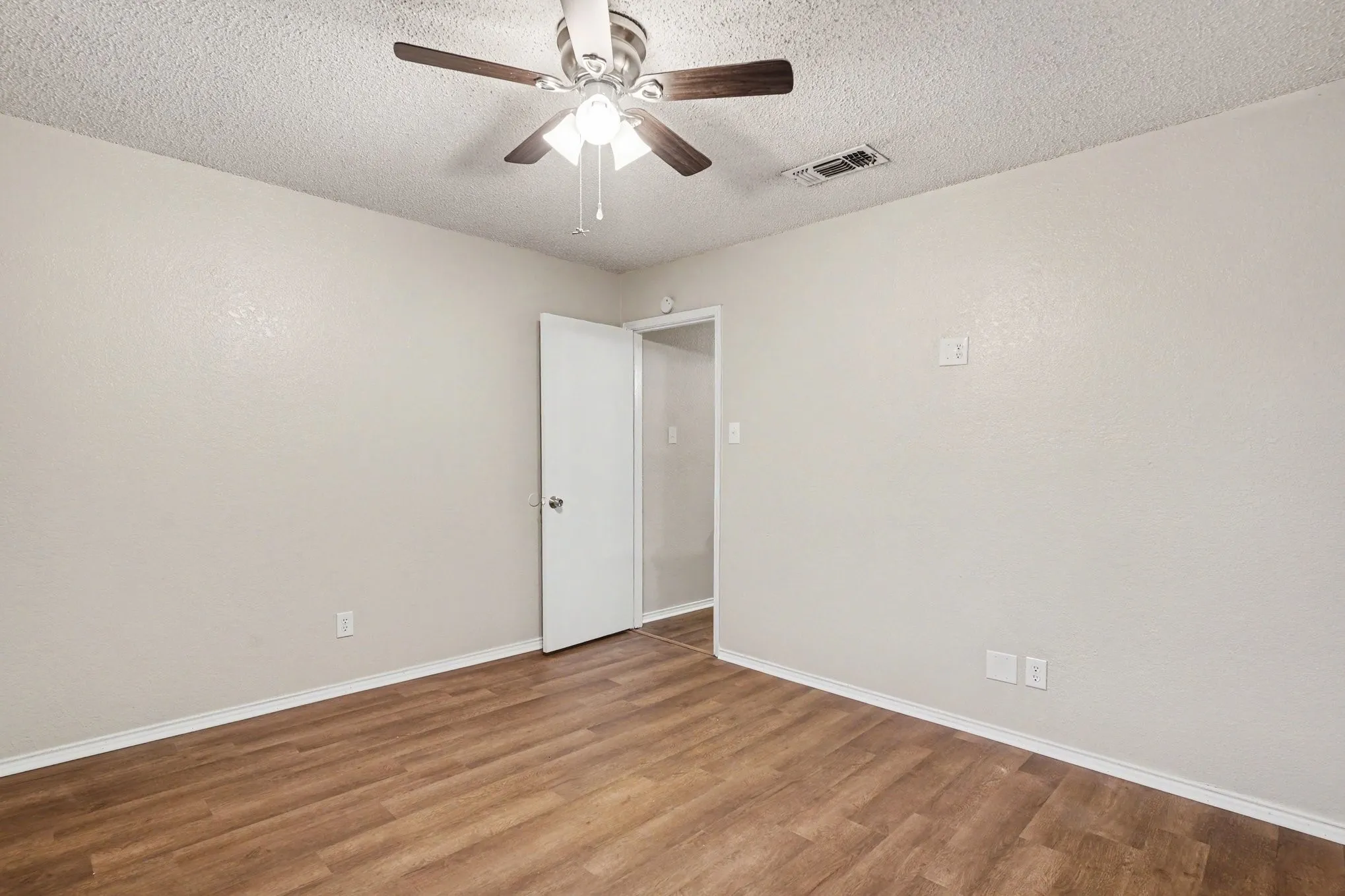 Apartment For Rent in Tarrant County , 3301 Aurora Street B, Haltom City, Texas 76117, 2 Bedroom, 2 Bathroom, Garage spaces, 1,116 Sqft, built in 1985, Preowned, mls#21252253, Real Estate Agent in Haltom City, Homes For Rent in Tarrant county, Homes For Rent in Haltom City, Realtor in Haltom City Texas, Real Estate Brokerage Independent Realty Texas, Luminita Cordes Realtor