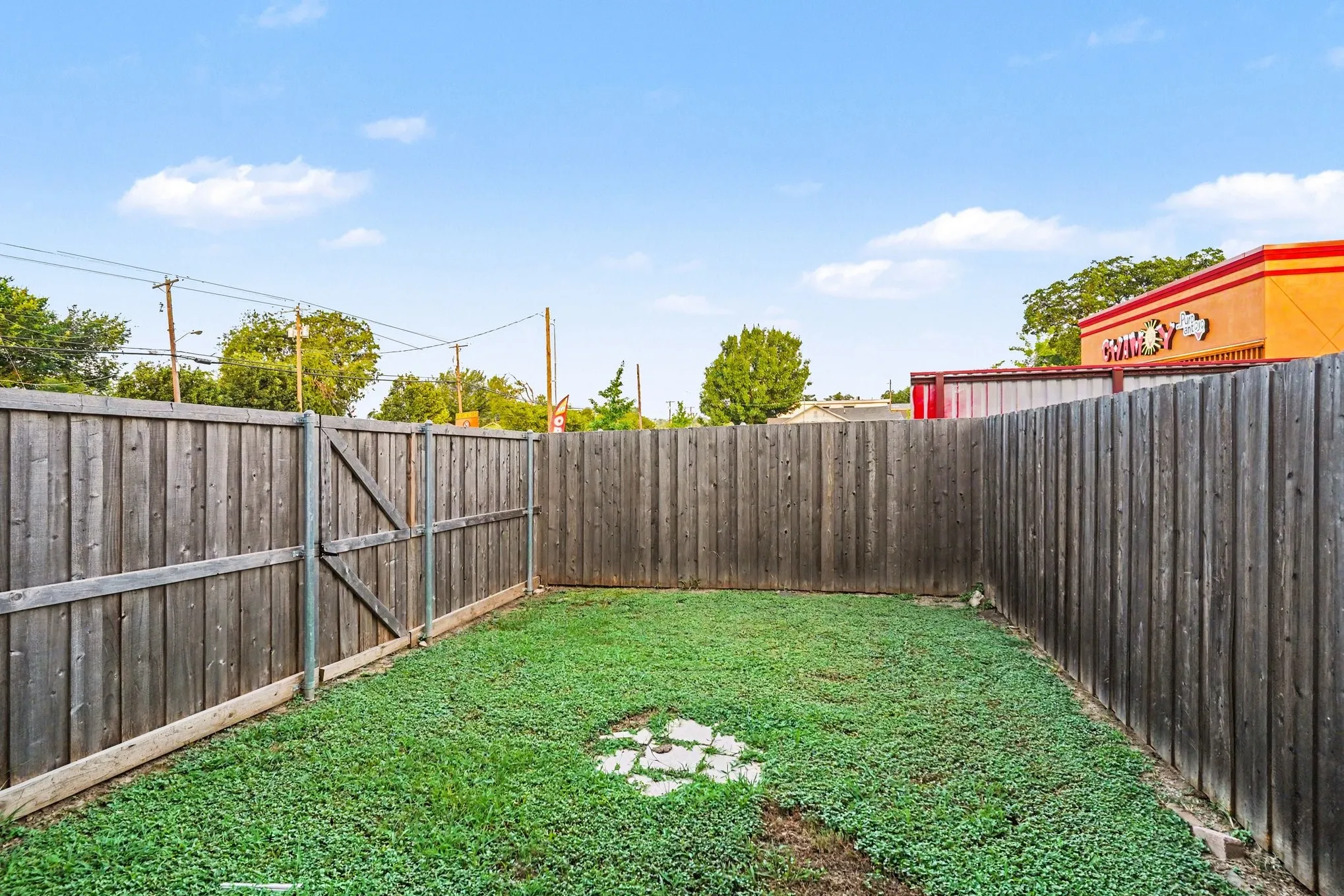 Apartment For Rent in Tarrant County , 3301 Aurora Street B, Haltom City, Texas 76117, 2 Bedroom, 2 Bathroom, Garage spaces, 1,116 Sqft, built in 1985, Preowned, mls#21252253, Real Estate Agent in Haltom City, Homes For Rent in Tarrant county, Homes For Rent in Haltom City, Realtor in Haltom City Texas, Real Estate Brokerage Independent Realty Texas, Luminita Cordes Realtor