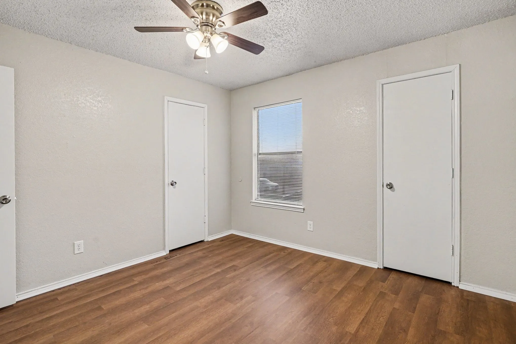 Apartment For Rent in Tarrant County , 3301 Aurora Street B, Haltom City, Texas 76117, 2 Bedroom, 2 Bathroom, Garage spaces, 1,116 Sqft, built in 1985, Preowned, mls#21252253, Real Estate Agent in Haltom City, Homes For Rent in Tarrant county, Homes For Rent in Haltom City, Realtor in Haltom City Texas, Real Estate Brokerage Independent Realty Texas, Luminita Cordes Realtor