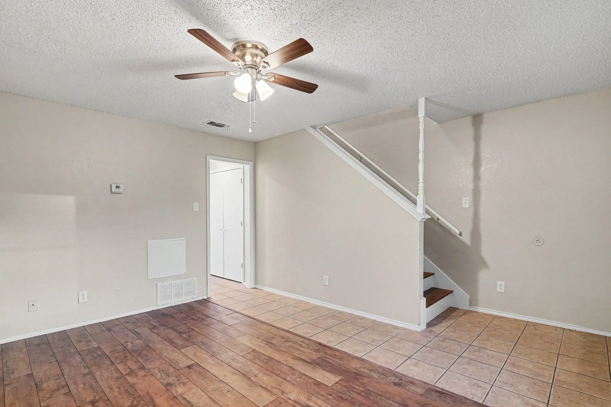 Apartment For Rent in Tarrant County , 3301 Aurora Street B, Haltom City, Texas 76117, 2 Bedroom, 2 Bathroom, Garage spaces, 1,116 Sqft, built in 1985, Preowned, mls#21252253, Real Estate Agent in Haltom City, Homes For Rent in Tarrant county, Homes For Rent in Haltom City, Realtor in Haltom City Texas, Real Estate Brokerage Independent Realty Texas, Luminita Cordes Realtor