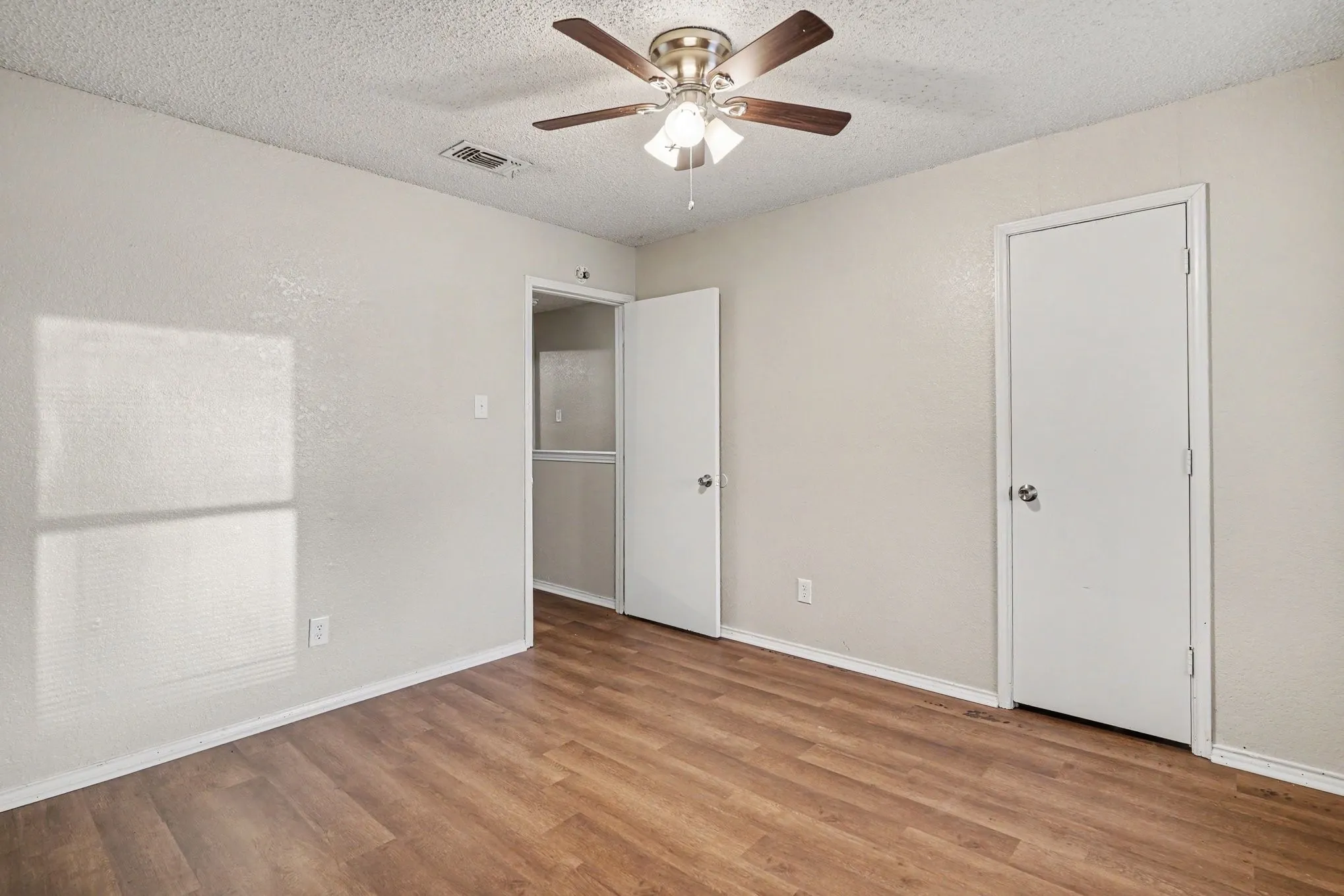 Apartment For Rent in Tarrant County , 3301 Aurora Street B, Haltom City, Texas 76117, 2 Bedroom, 2 Bathroom, Garage spaces, 1,116 Sqft, built in 1985, Preowned, mls#21252253, Real Estate Agent in Haltom City, Homes For Rent in Tarrant county, Homes For Rent in Haltom City, Realtor in Haltom City Texas, Real Estate Brokerage Independent Realty Texas, Luminita Cordes Realtor